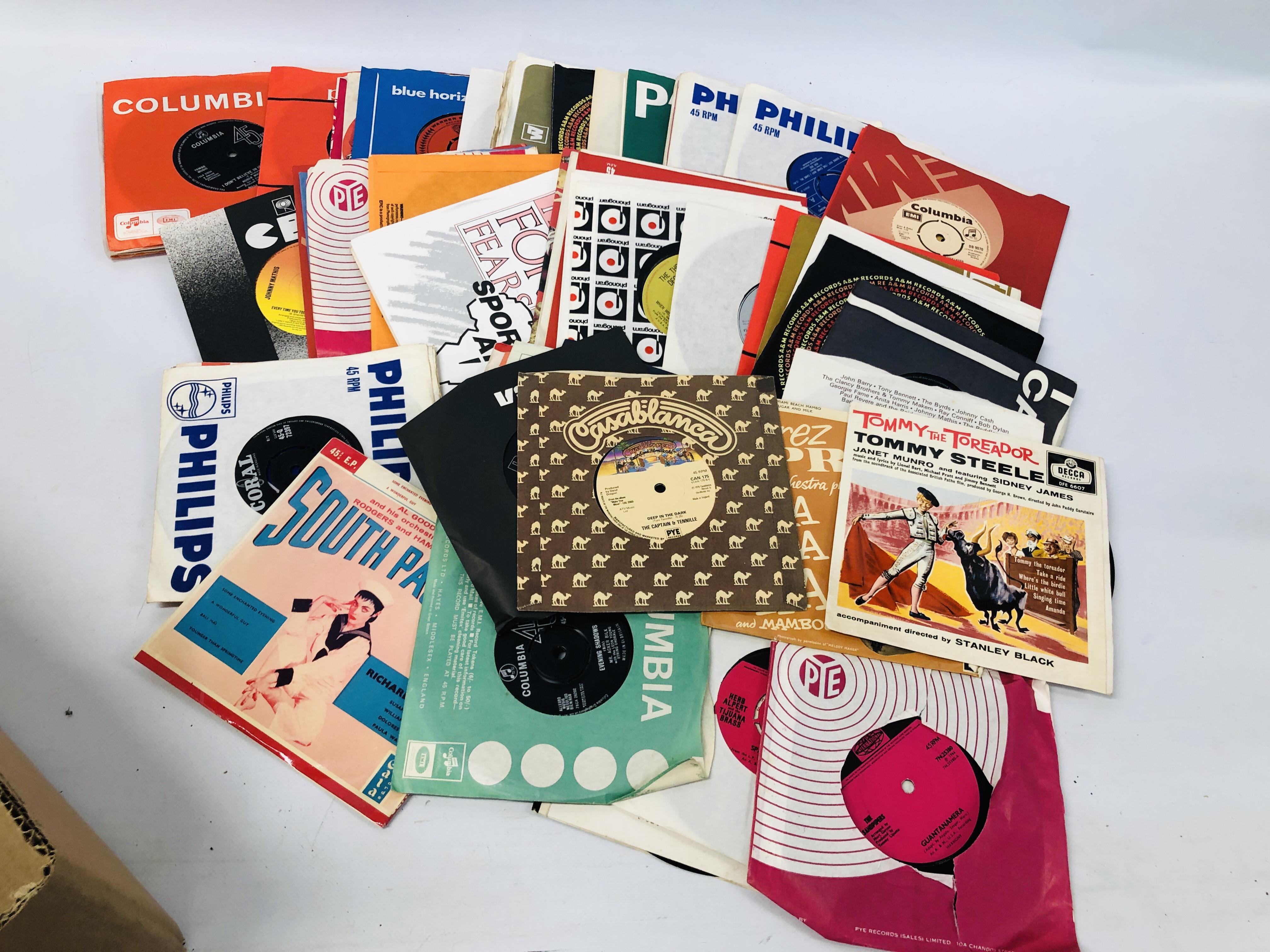 A FIDELITY PORTABLE RECORD PLAYER AND QUANTITY OF 45 RPM RECORDS TO INCLUDE ELVIS, - Bild 4 aus 5