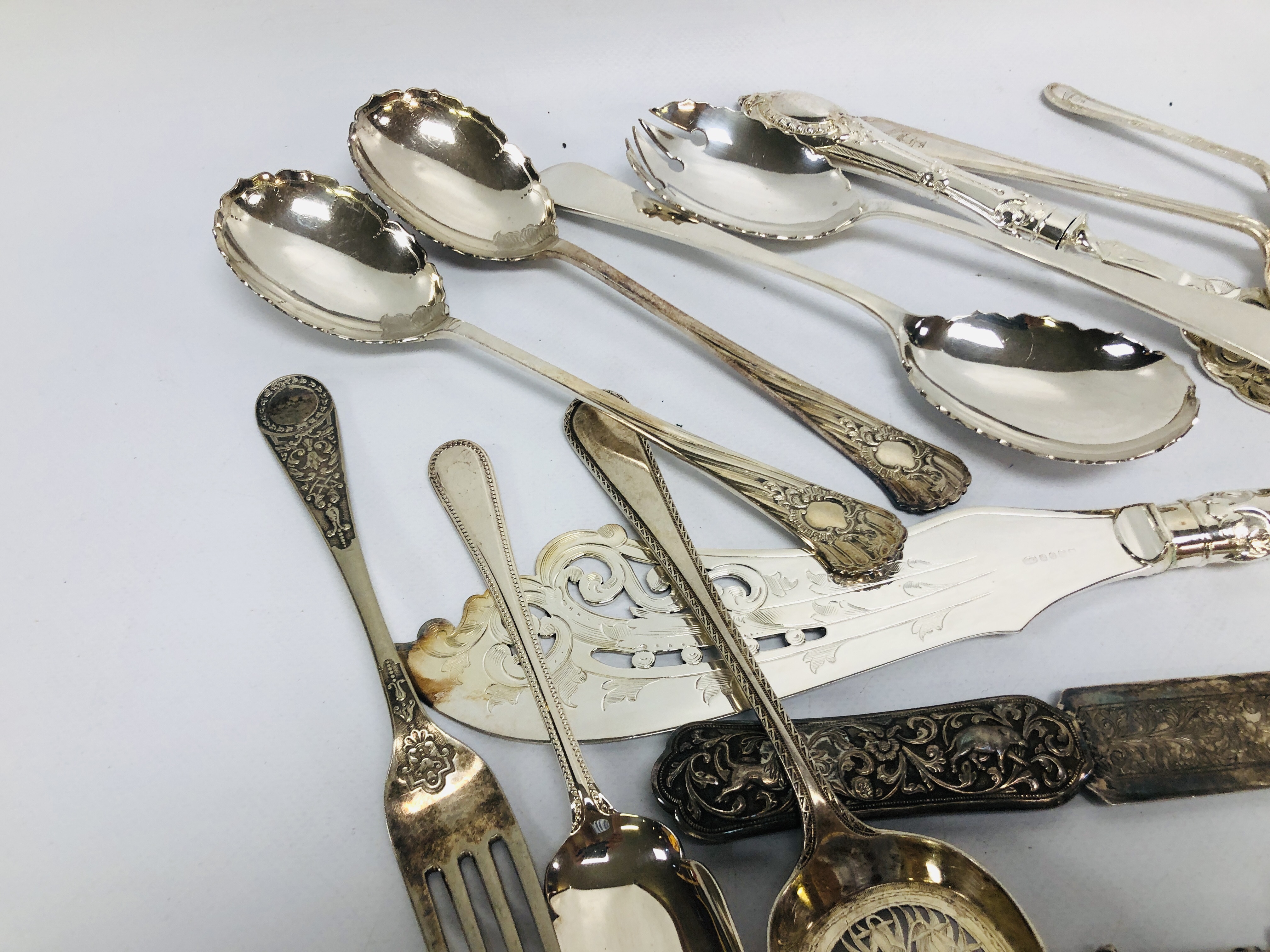 BOX OF ASSORTED SILVER PLATED CUTLERY SERVING FORKS AND SLICES, KNIFE RESTS AND COFFEE BEAN SPOONS, - Image 6 of 11