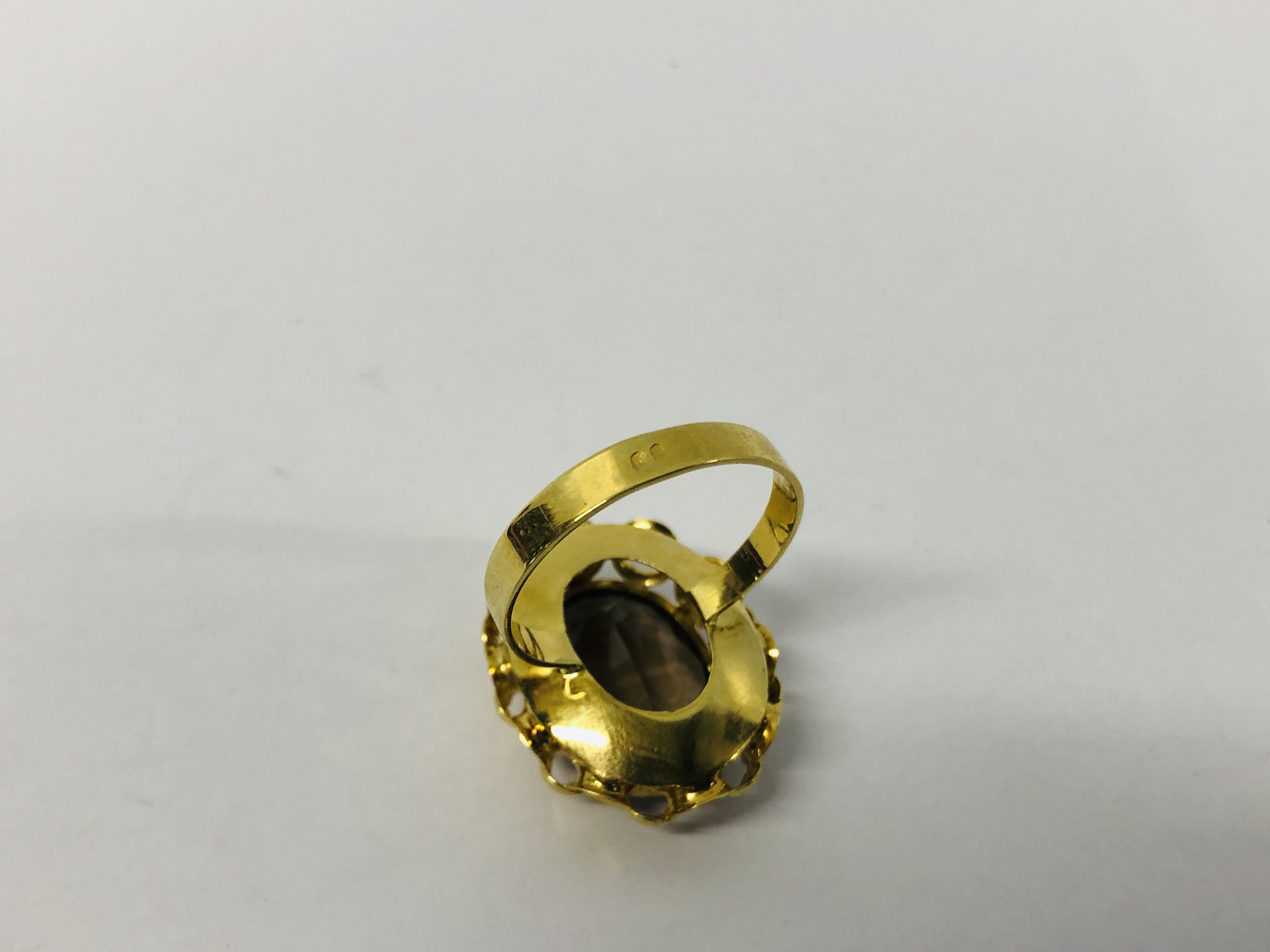 DESIGNER YELLOW METAL (INDISTINCT MARKS) RING SET WITH A SINGLE CENTRAL SMOKEY QUARTZ STONE. - Image 6 of 8