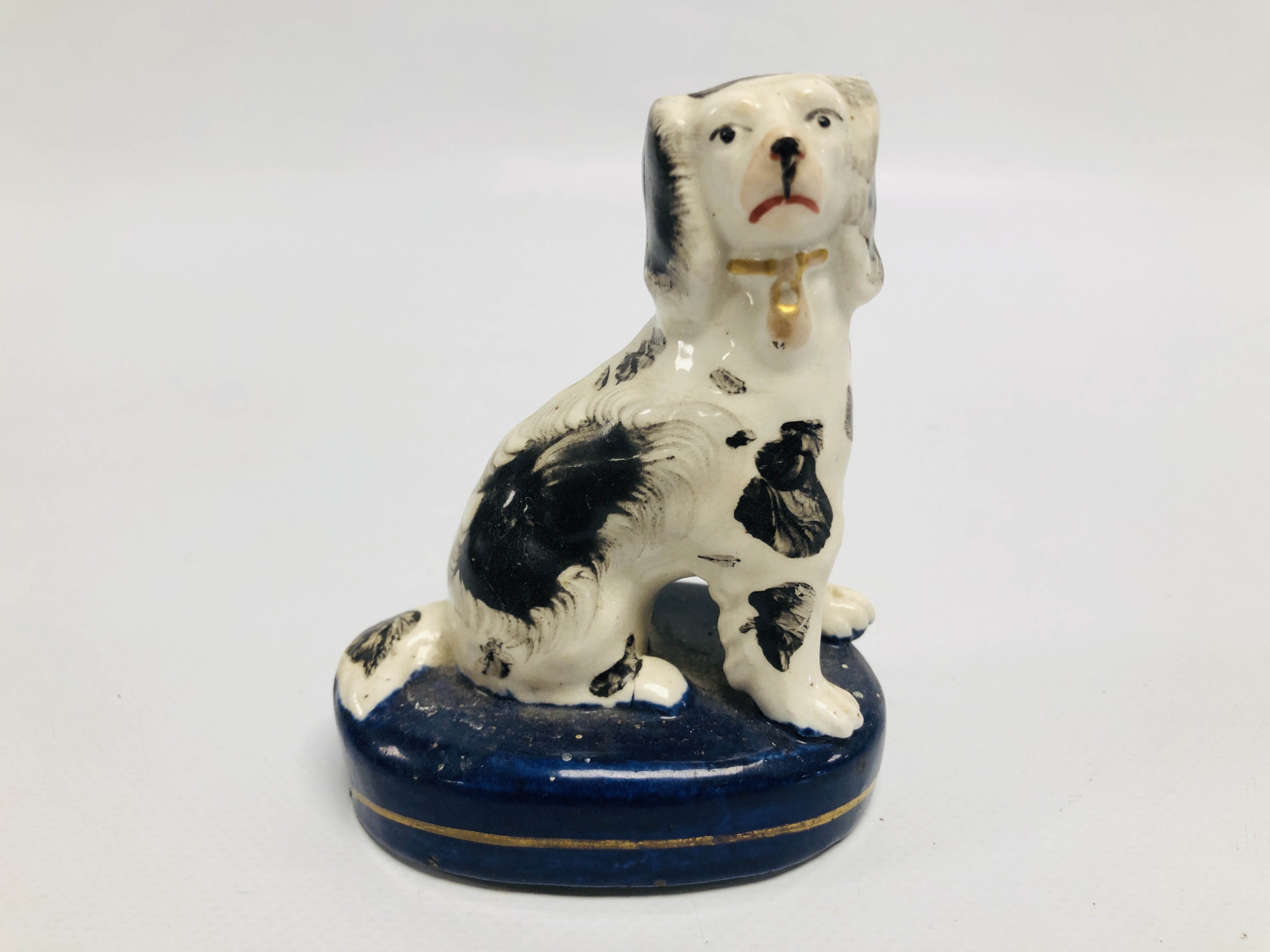 A PAIR OF STAFFORDSHIRE SEATED SPANIELS, H 11CM. - Image 8 of 14