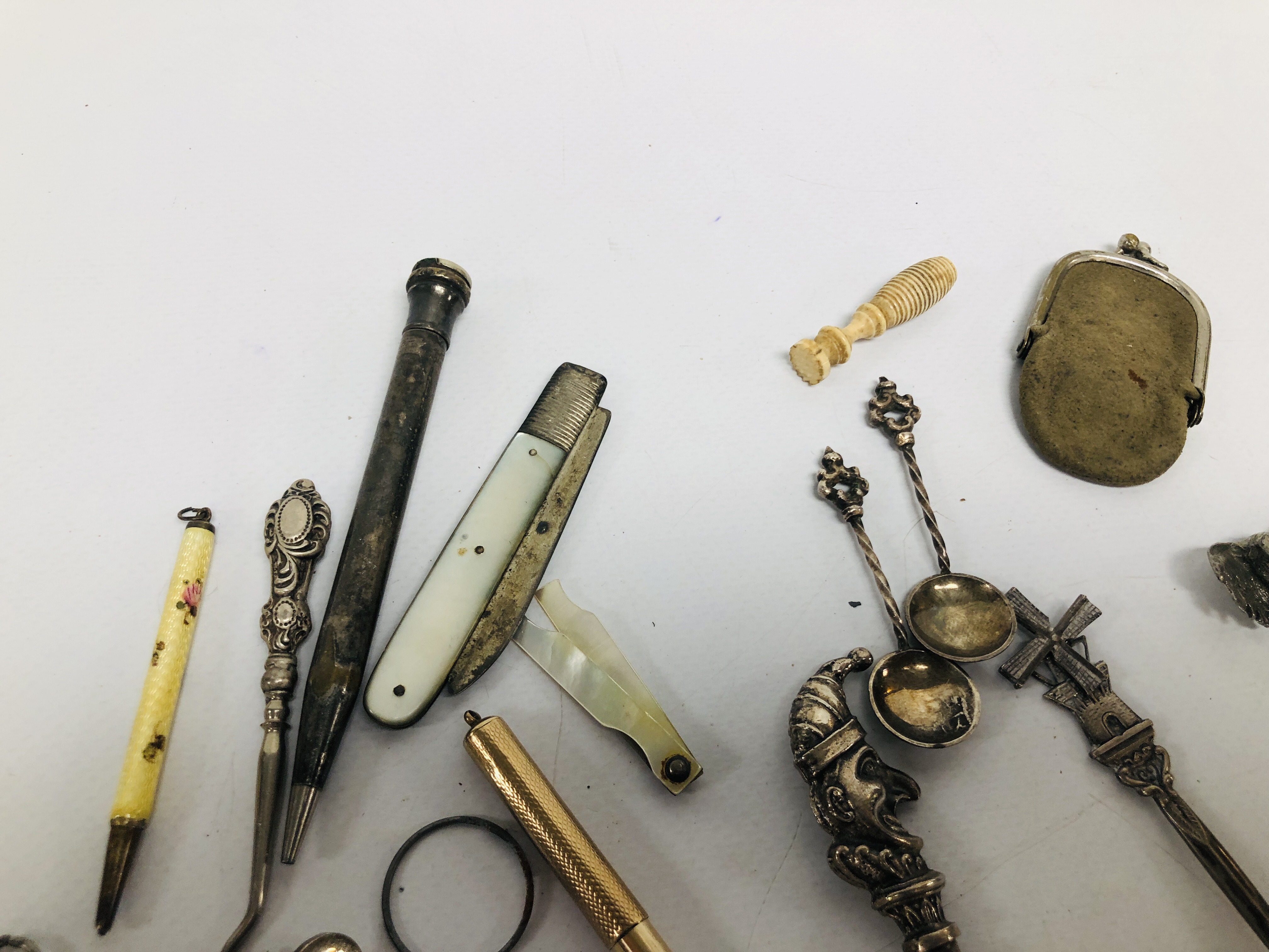 QUANTITY OF VINTAGE CURIOS TO INCLUDE VARIOUS HOOKS, ENAMELLED PENCIL, MINIATURE PURSE, JOKER HOOK, - Image 7 of 10