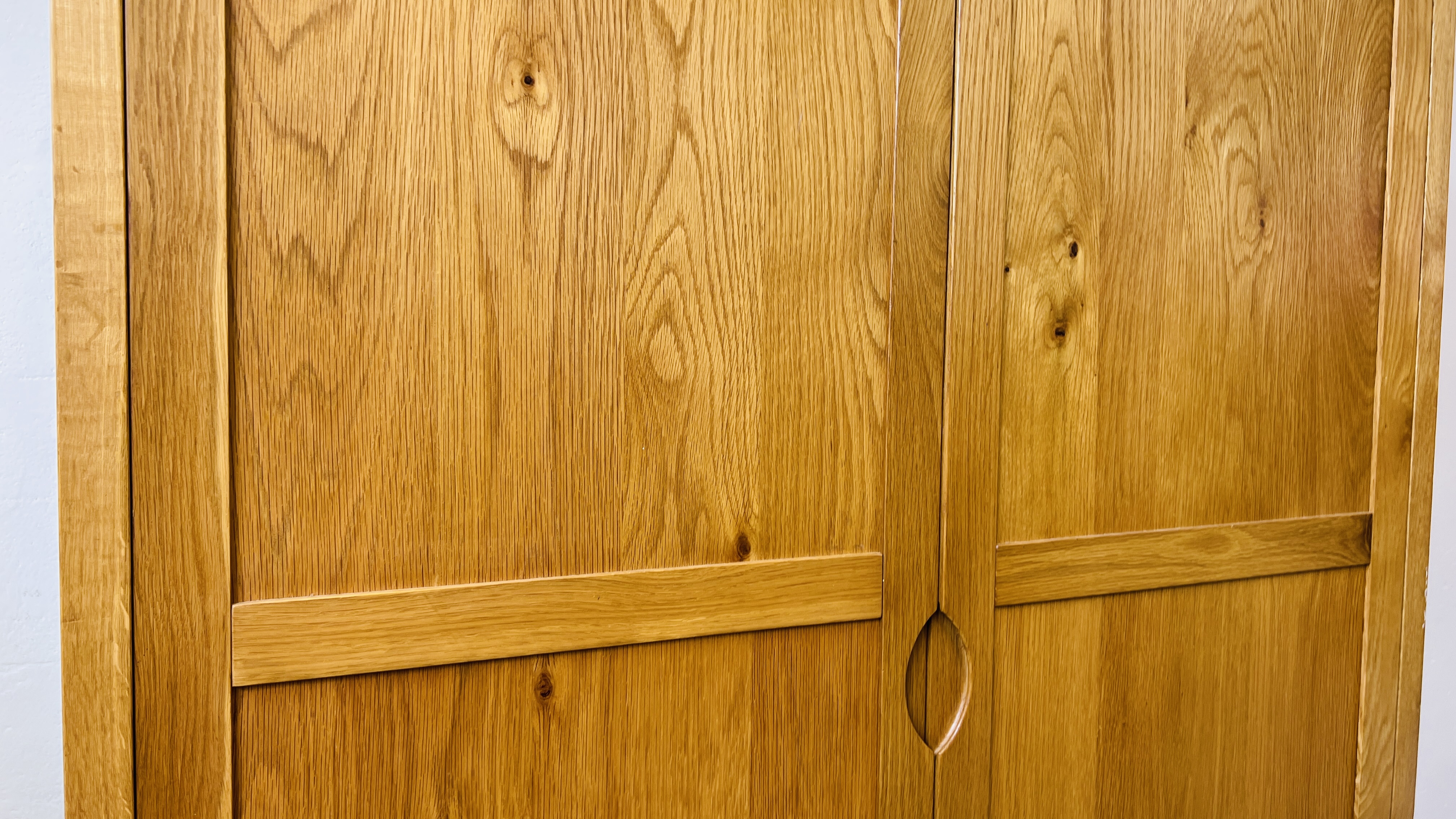 A MODERN LIGHT OAK DOUBLE WARDROBE WITH TWO DRAWERS TO BASE W 127CM, D 63CM, H 186CM. - Bild 5 aus 10