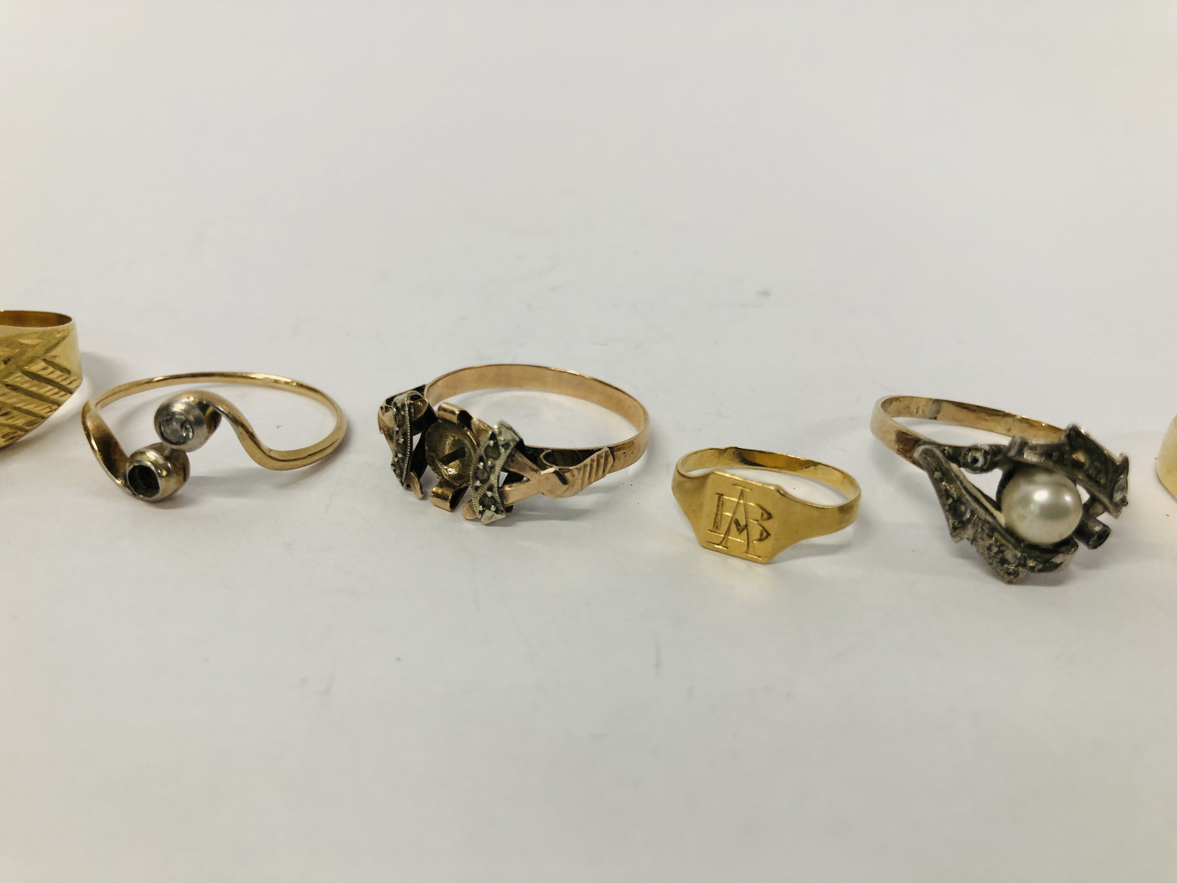 SEVEN ASSORTED YELLOW METAL RINGS TO INCLUDE A WEDDING BAND (2 HAVE INDISTINCT MARKS AND ALL - Image 3 of 9