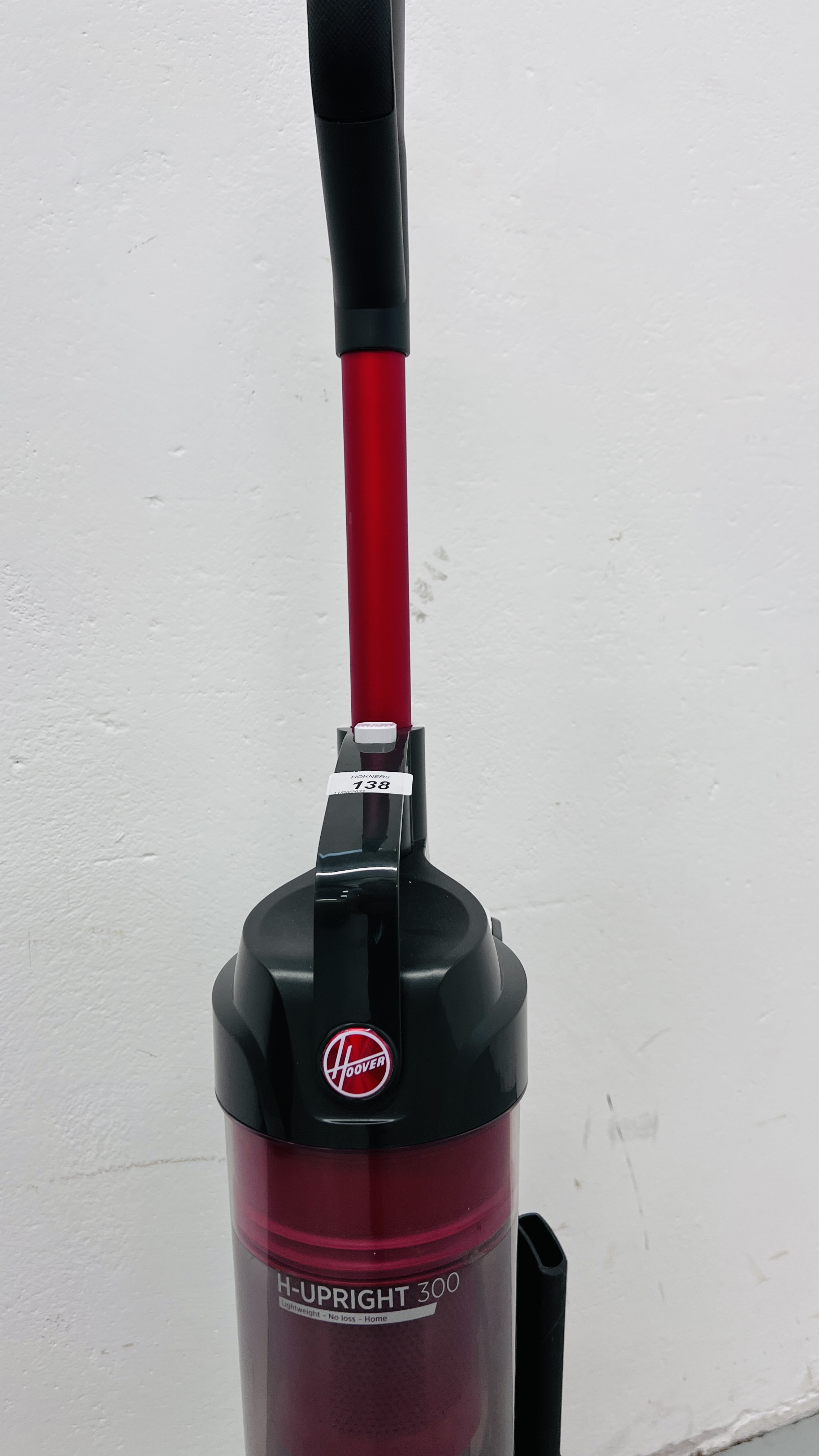 A HOOVER UPRIGHT 300 VACUUM CLEANER - SOLD AS SEEN. - Image 3 of 6