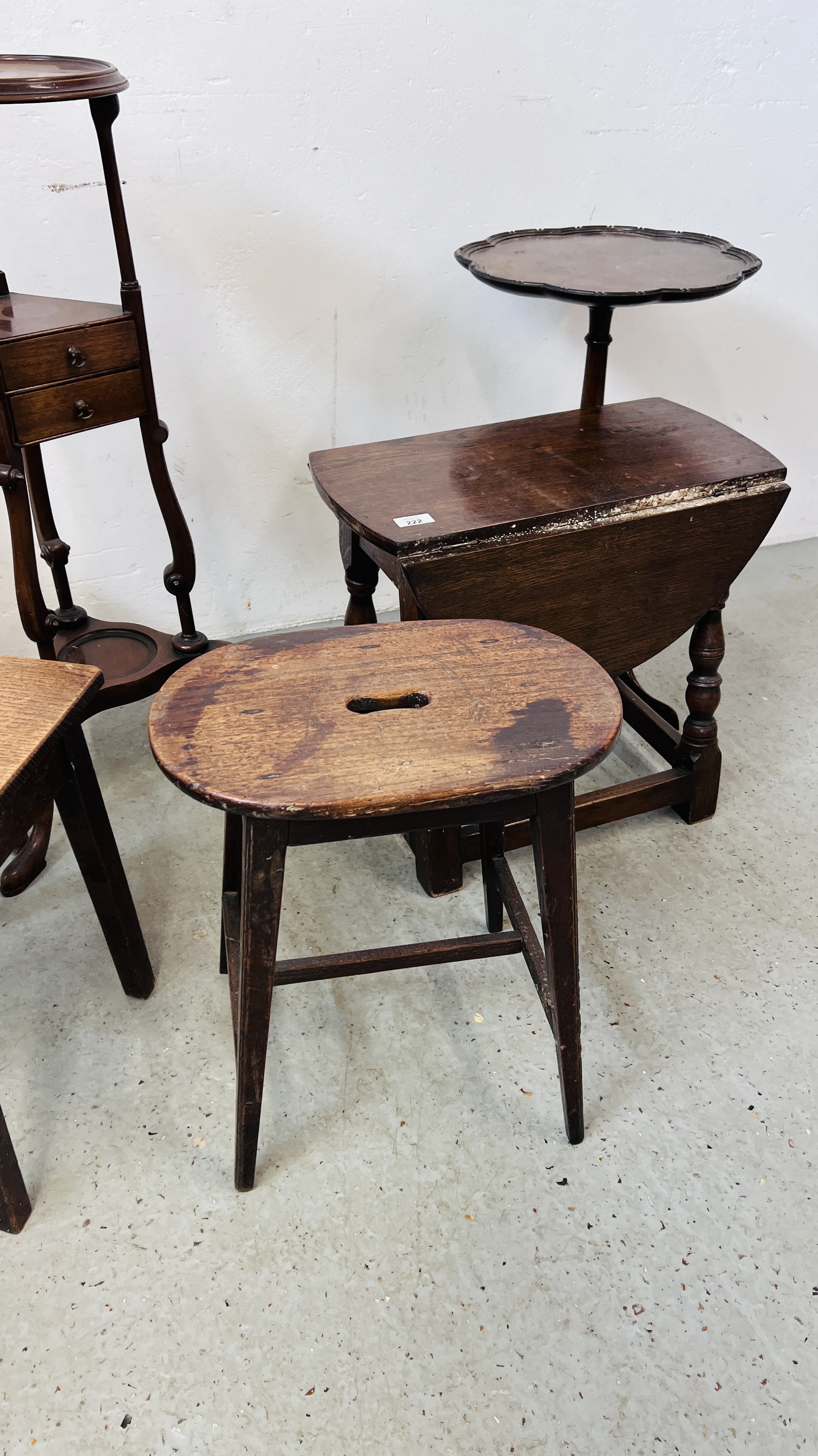 AN ANTIQUE ELM SEATED KITCHEN CHAIR THE SPLAT WITH PRINCE OF WALES FEATHERS, - Image 4 of 5