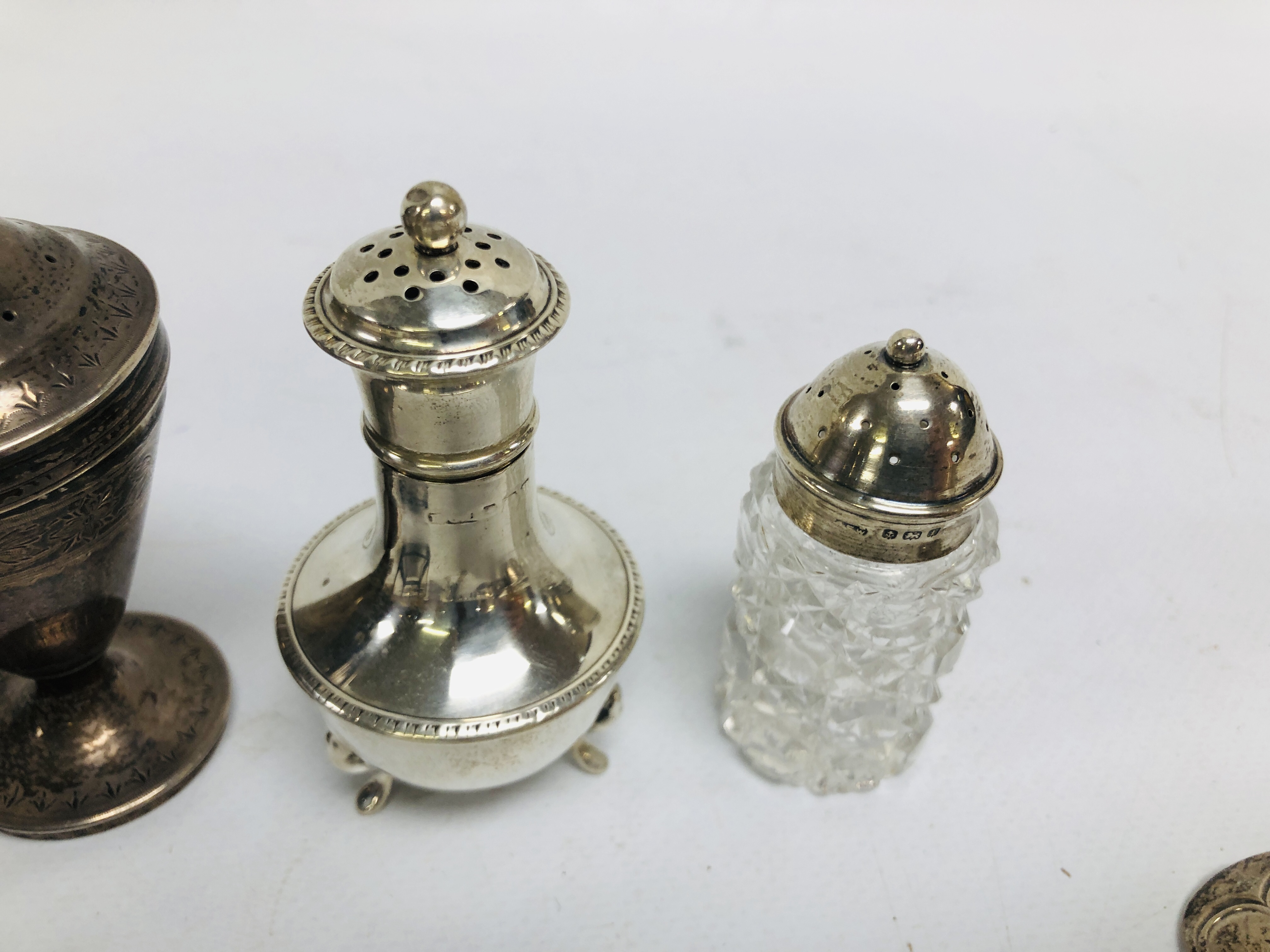 AN ASSORTED SELECTION OF VINTAGE SILVER TO INCLUDE MATCH BOX HOLDER, TONGS, CADDY SPOON, - Bild 12 aus 15