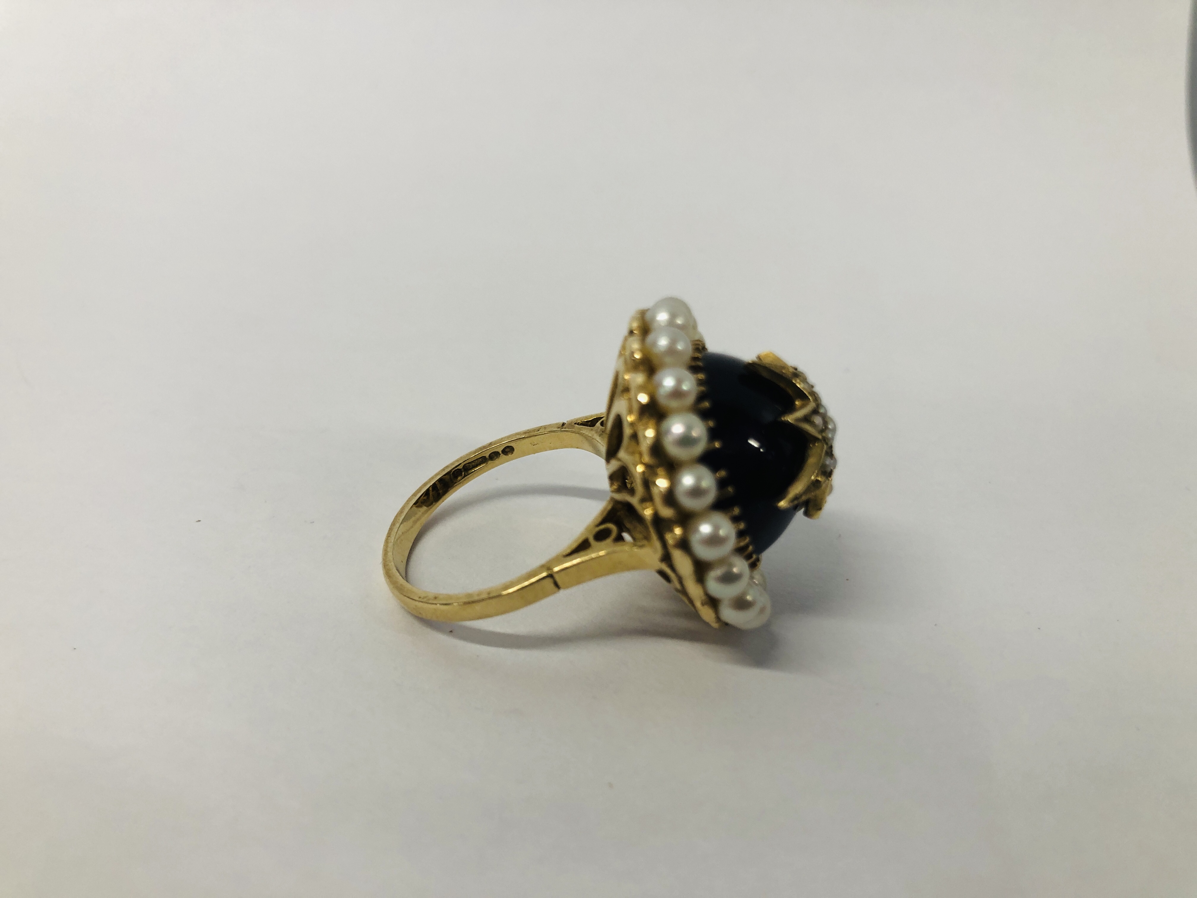 A VINTAGE VICTORIAN DESIGN 9CT. GOLD AMETHYST AND SEED PEARL RING OF RAISED FORM. - Image 5 of 10