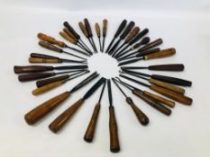A COLLECTION OF 34 VINTAGE WOOD WORKING CHISELS OF VARIOUS DESIGNS TO INCLUDE SOME INLAID,