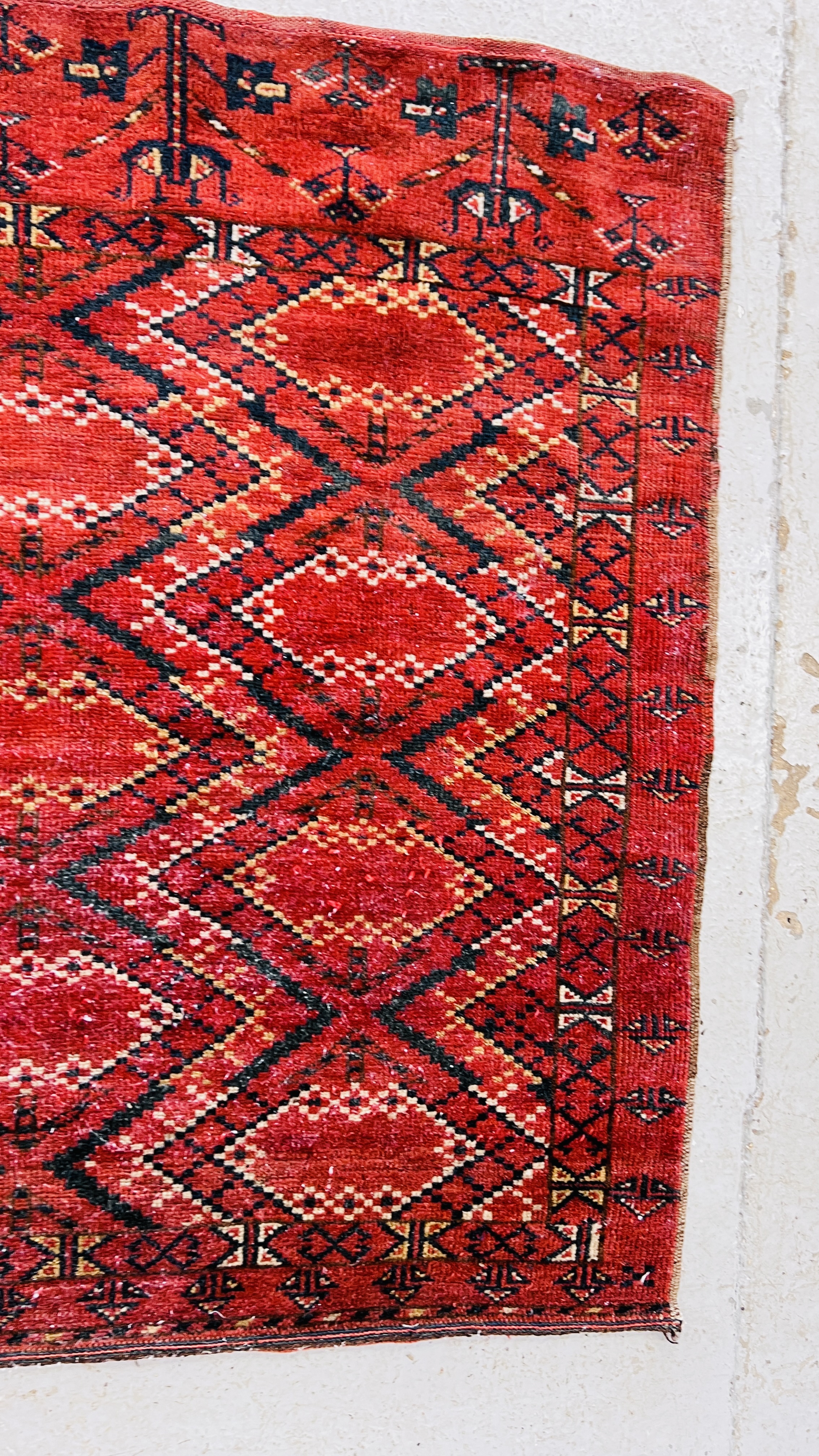 A TURKOMAN RUG, PROBABLY A DUVAL THE BRICK RED FIELD WITH GEOMETRIC LOZENGES 159CM X 109CM. - Bild 4 aus 6