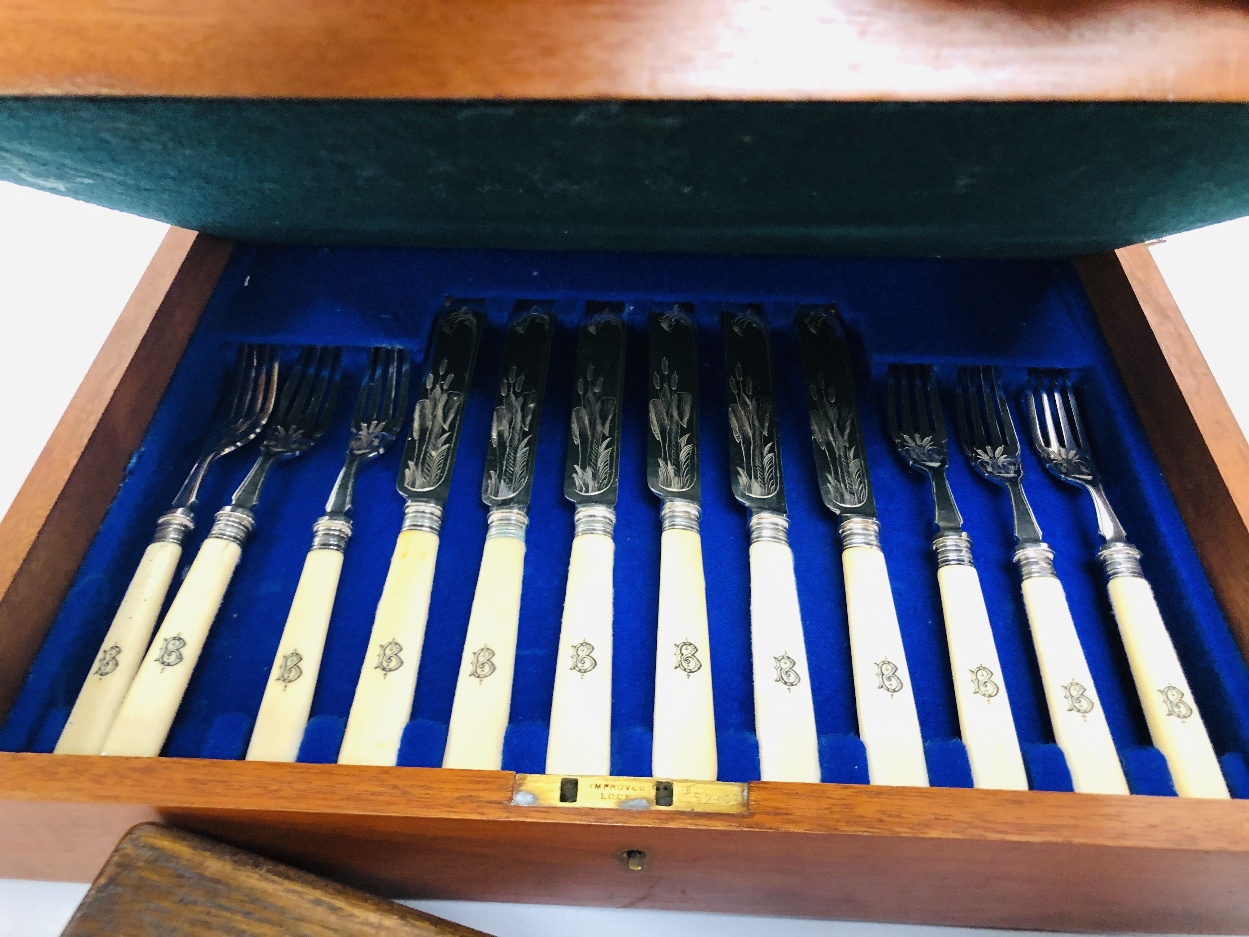FOUR VINTAGE CASED CUTLERY SETS IN FITTED WOODEN BOXES (NOT GUARANTEED COMPLETE) ALONG WITH AN - Image 4 of 10