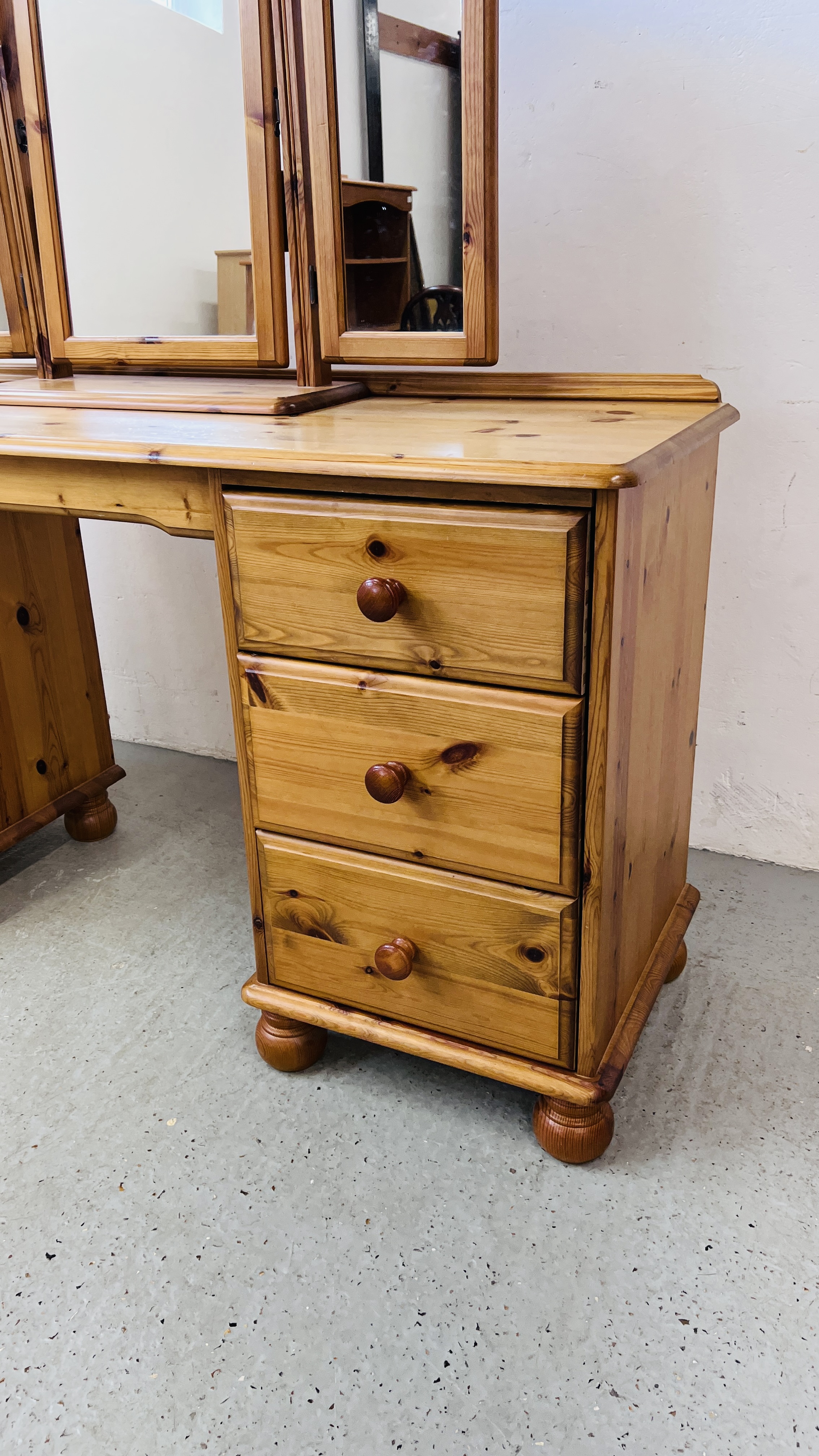 A GOOD QUALITY HONEY PINE SIX DRAWER DRESSING TABLE WITH TRIPLE DRESSING MIRROR WIDTH 143CM. - Image 2 of 8