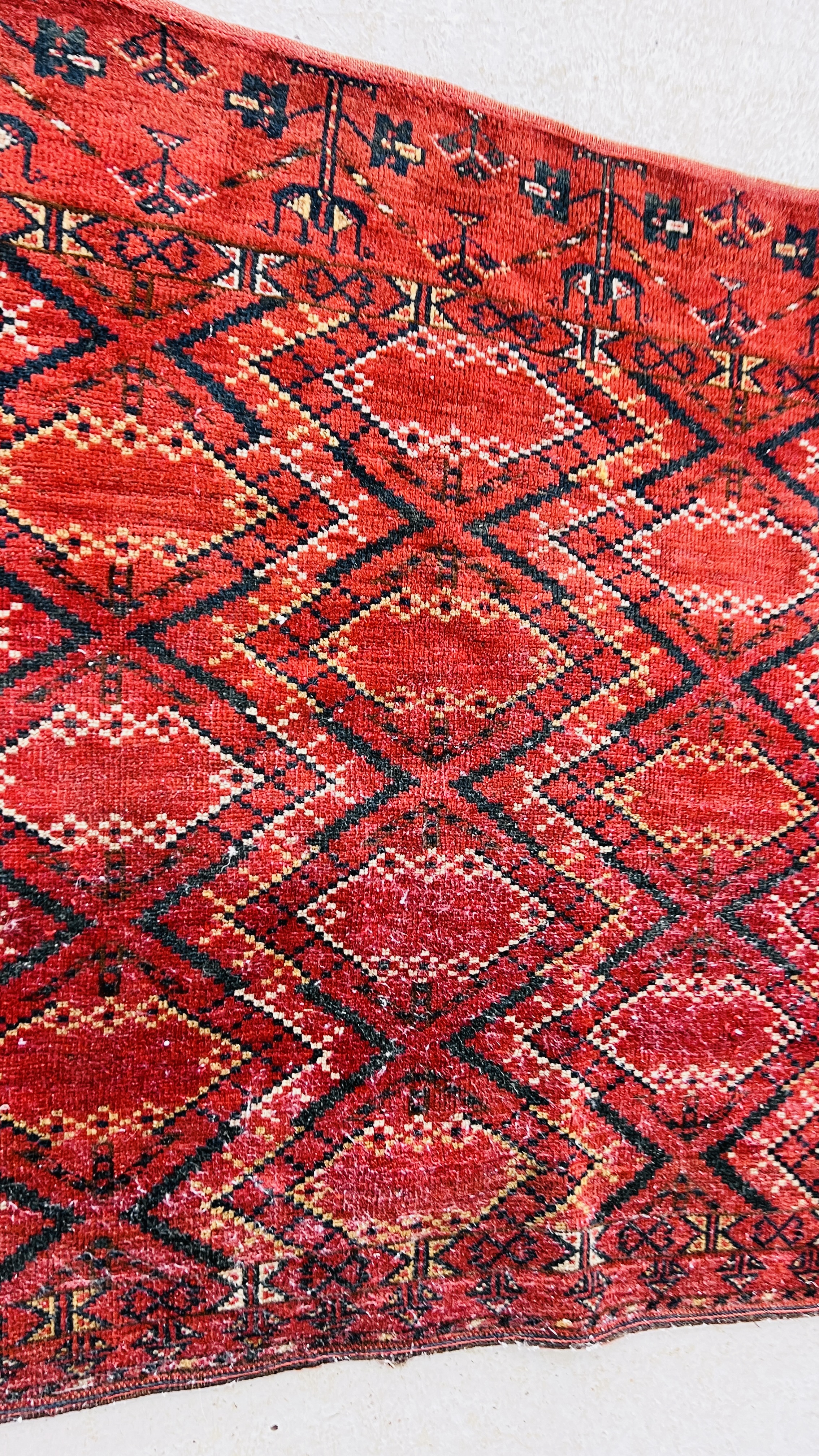 A TURKOMAN RUG, PROBABLY A DUVAL THE BRICK RED FIELD WITH GEOMETRIC LOZENGES 159CM X 109CM. - Bild 3 aus 6