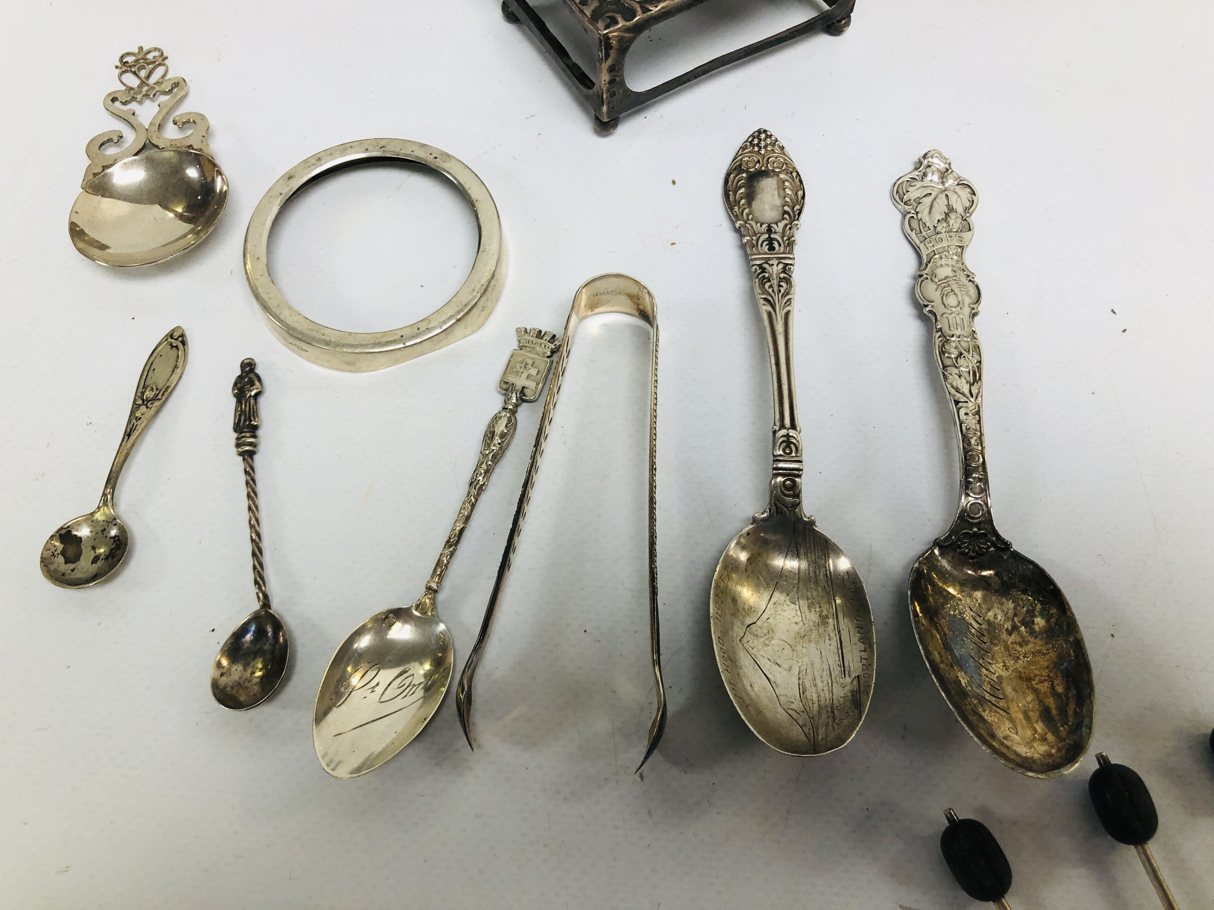 AN ASSORTED SELECTION OF VINTAGE SILVER TO INCLUDE MATCH BOX HOLDER, TONGS, CADDY SPOON, - Bild 7 aus 15