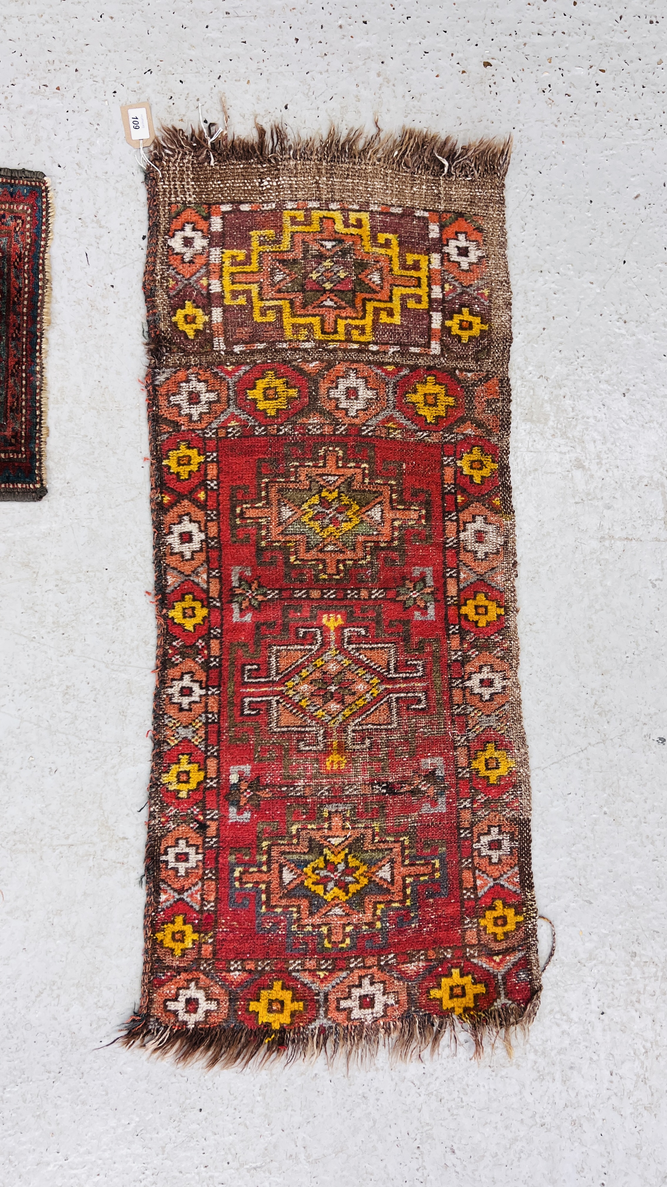 A PERSIAN RUG WOVEN WITH PAIR OF EXOTIC BIRDS BY A TWO HANDLED VASE AND FLOWERS 69CM X 53CM AND A - Image 4 of 5