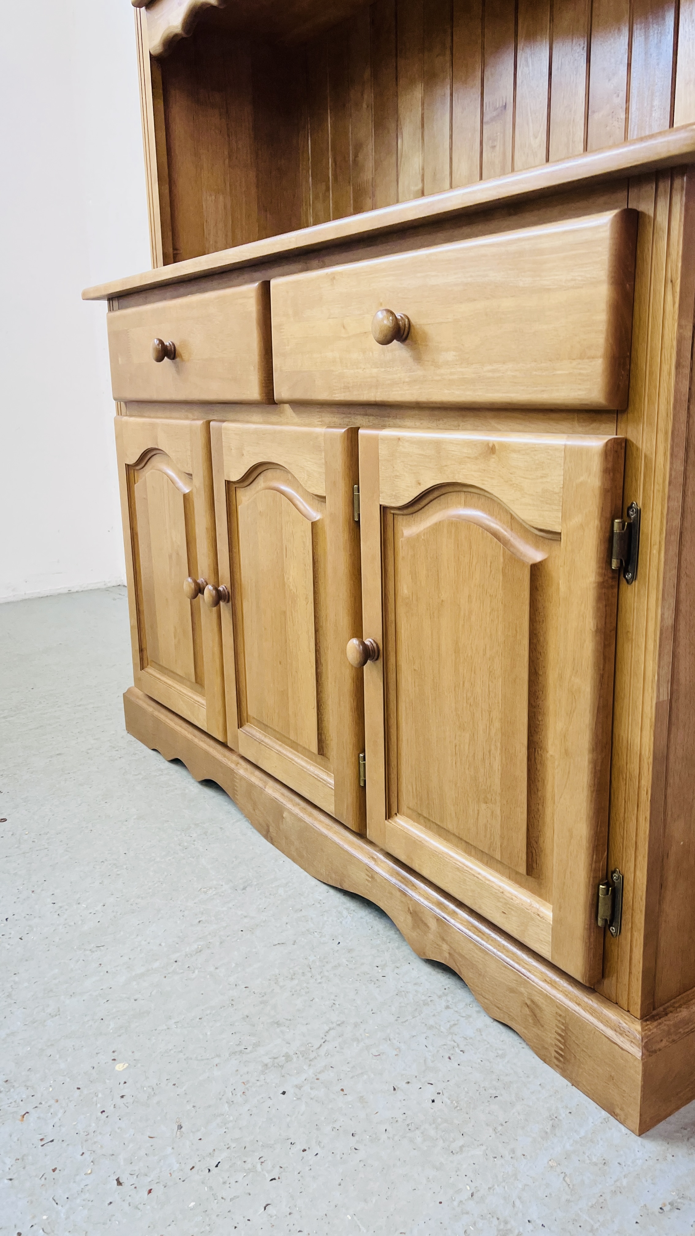 A GOOD QUALITY THREE DOOR GLAZED DRESSER WITH TWO DRAWER THREE DOOR CABINET BASE 128CM X 45CM X - Image 4 of 12