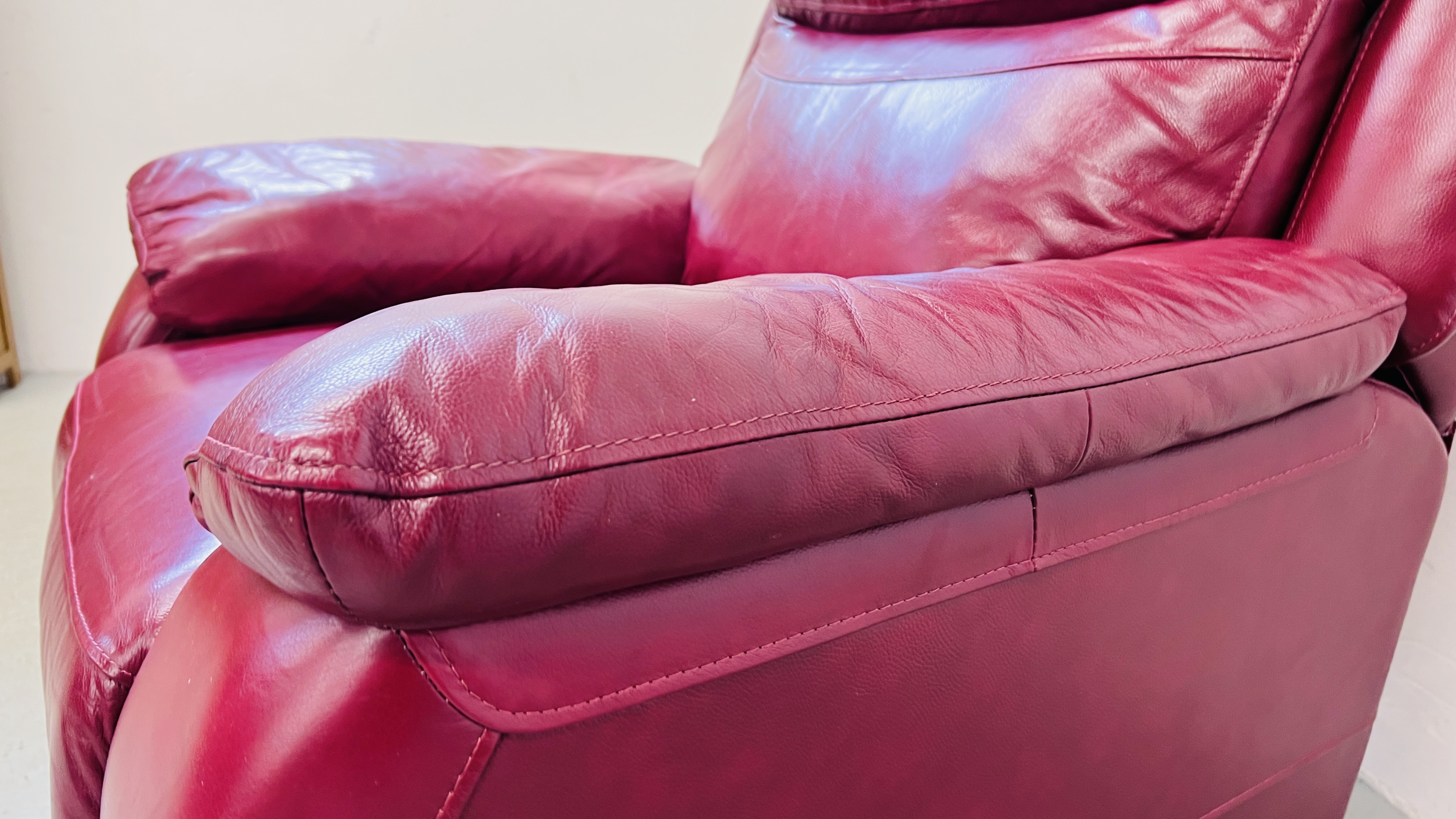 A RED LEATHER ELECTRIC RECLINING EASY CHAIR - SOLD AS SEEN. - Image 8 of 12