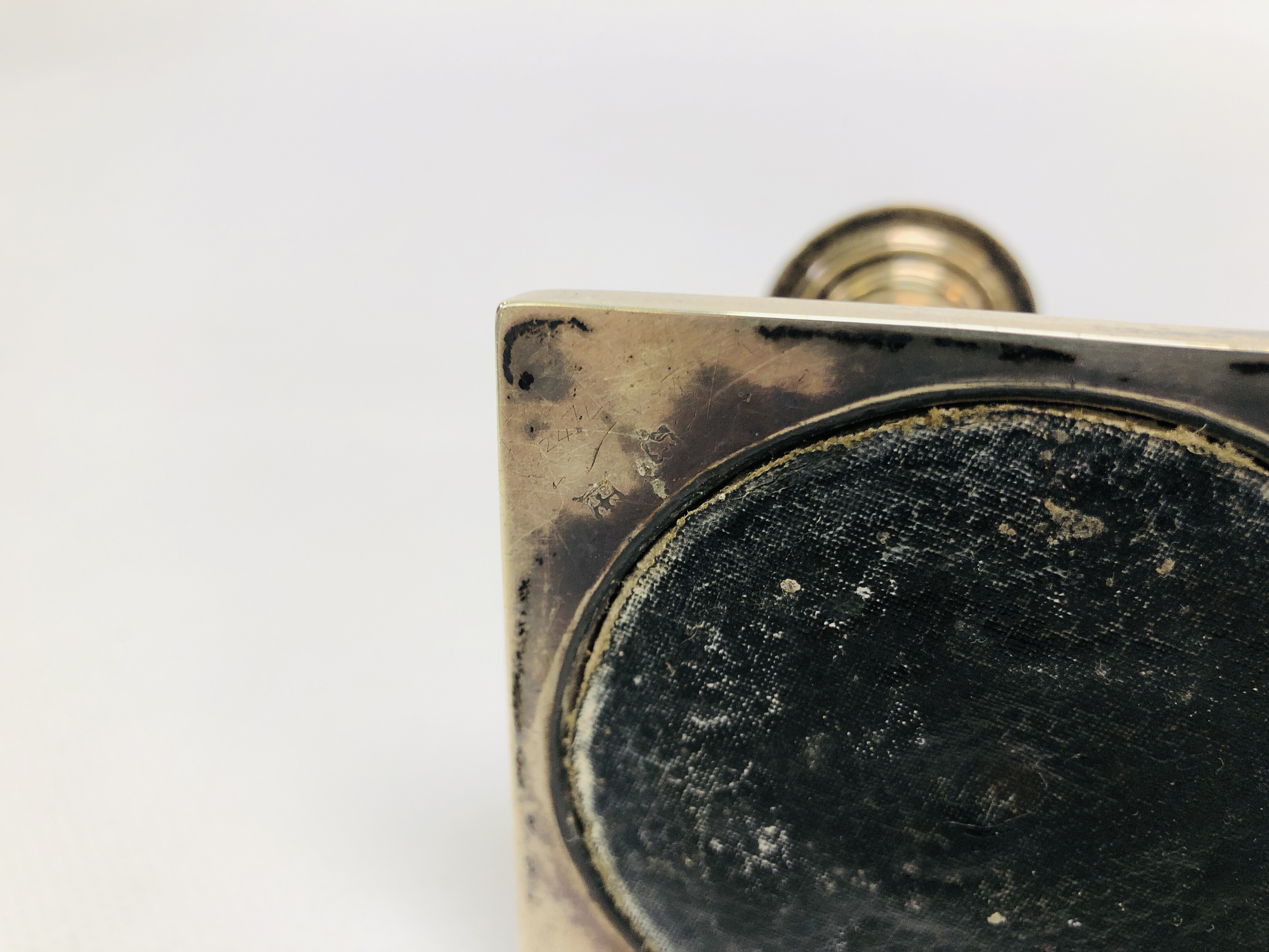 A PAIR OF SILVER CANDLESTICKS ON SQUARE BASES, LONDON ASSAY, H 12.5CM. - Image 7 of 9