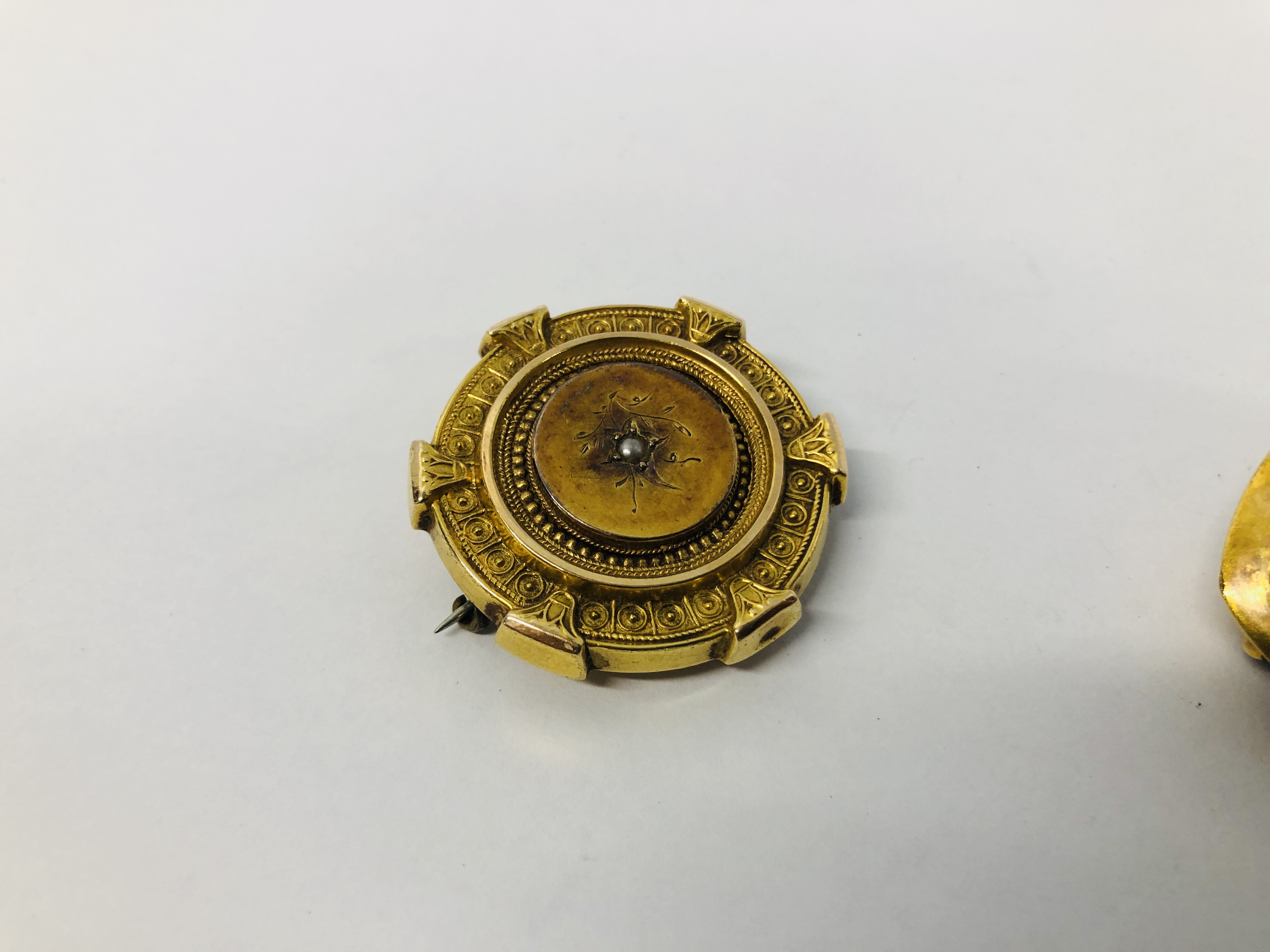 VINTAGE VICTORIAN YELLOW METAL GILT BROOCH, - Image 9 of 12