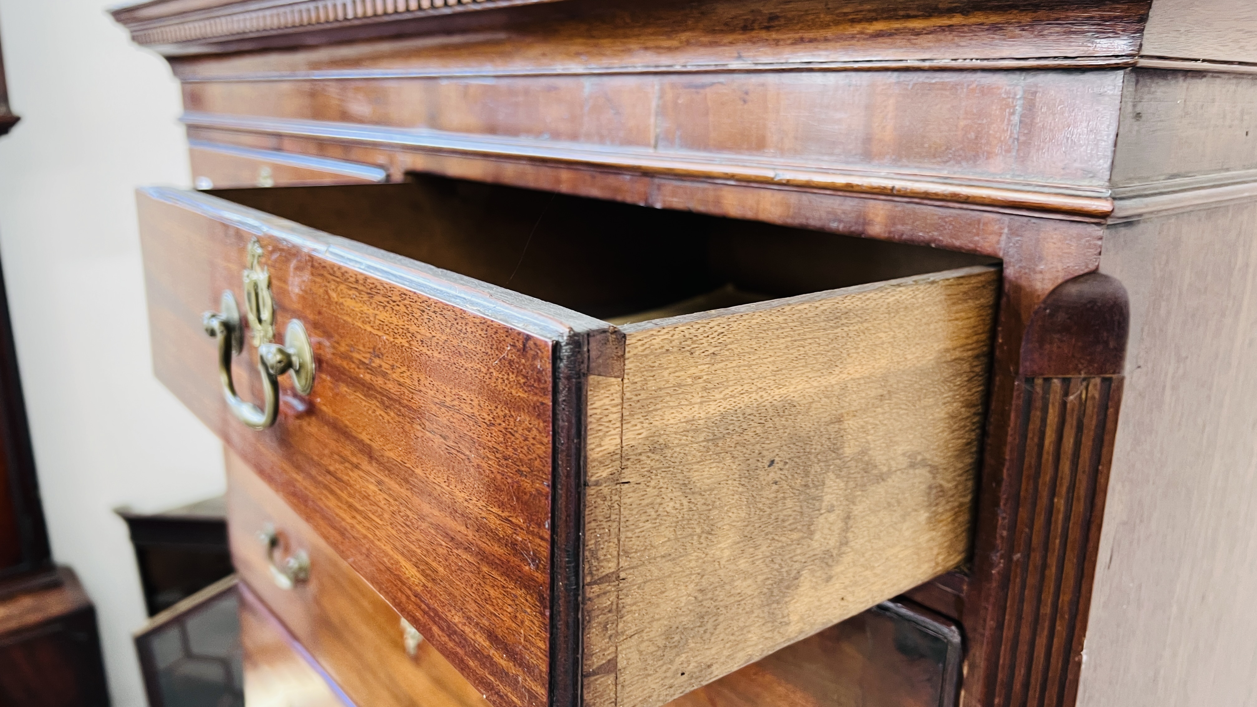 A GEORGE III MAHOGANY CHEST ON CHEST, RETAINING ORIGINAL HANDLES, THE BASE WITH BRUSHING SLIDE, - Image 17 of 17