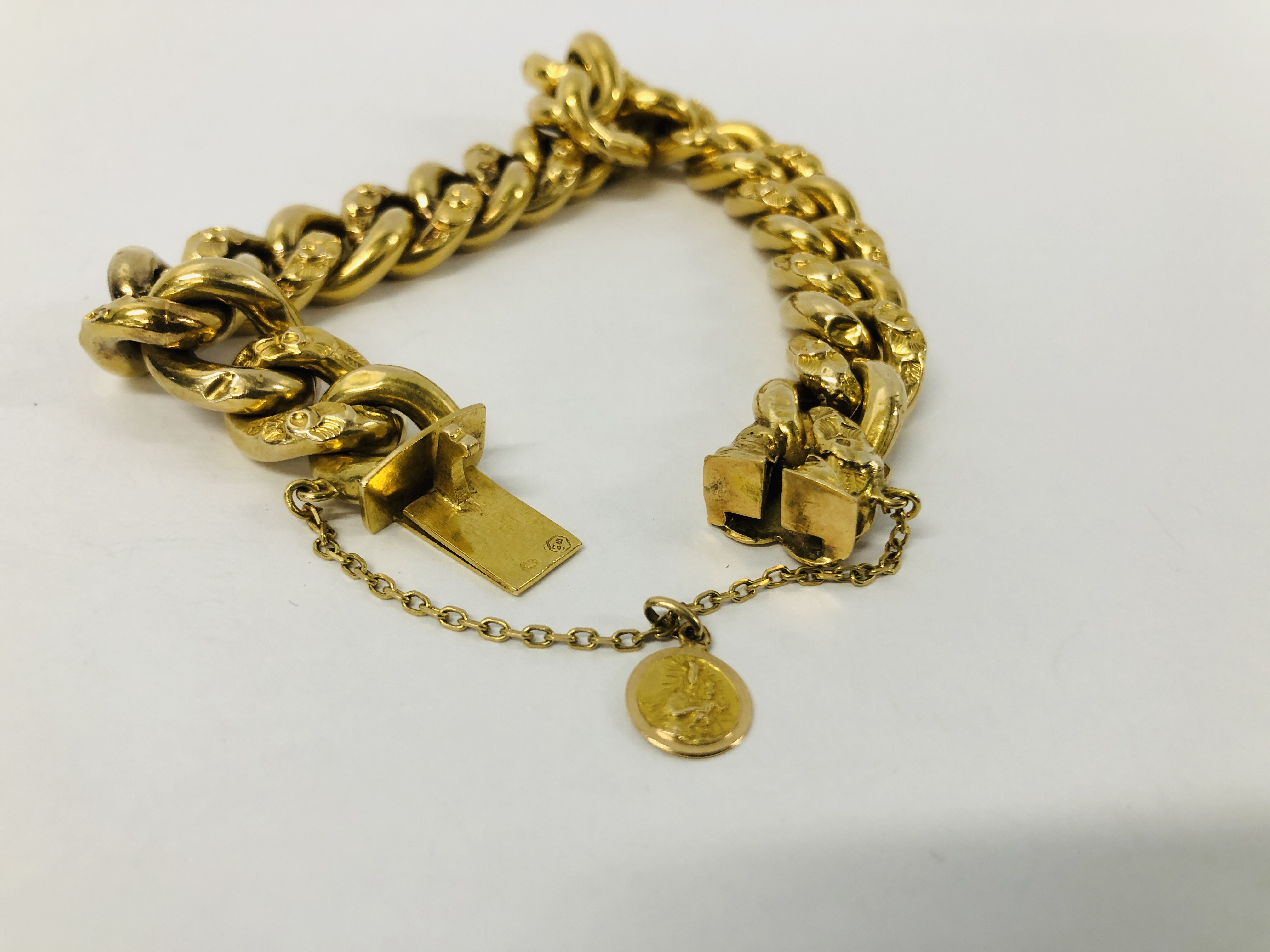 VINTAGE YELLOW METAL CURB BRACELET WITH SAFETY CHAIN (INDISTINCT MARKS). - Image 9 of 11