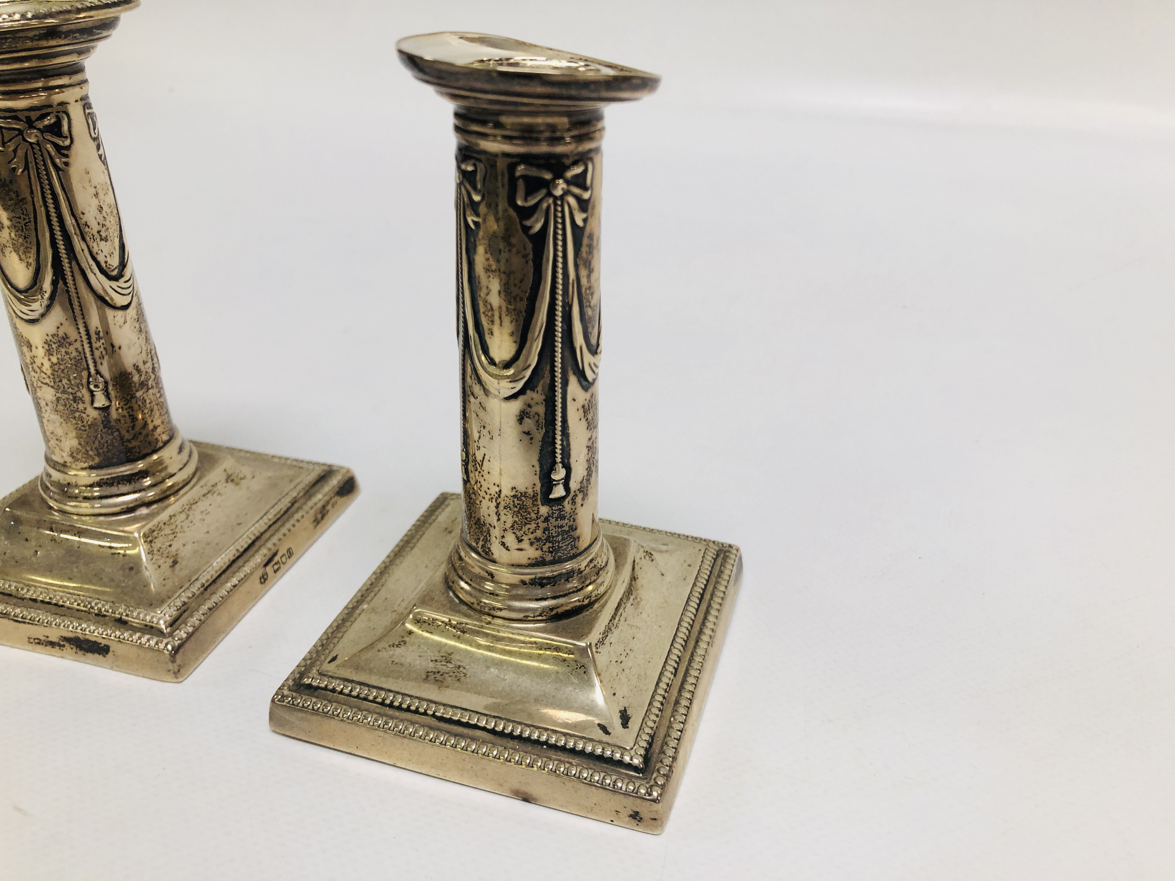 A PAIR OF SILVER CANDLESTICKS ON SQUARE BASES, LONDON ASSAY, H 12.5CM. - Image 2 of 9