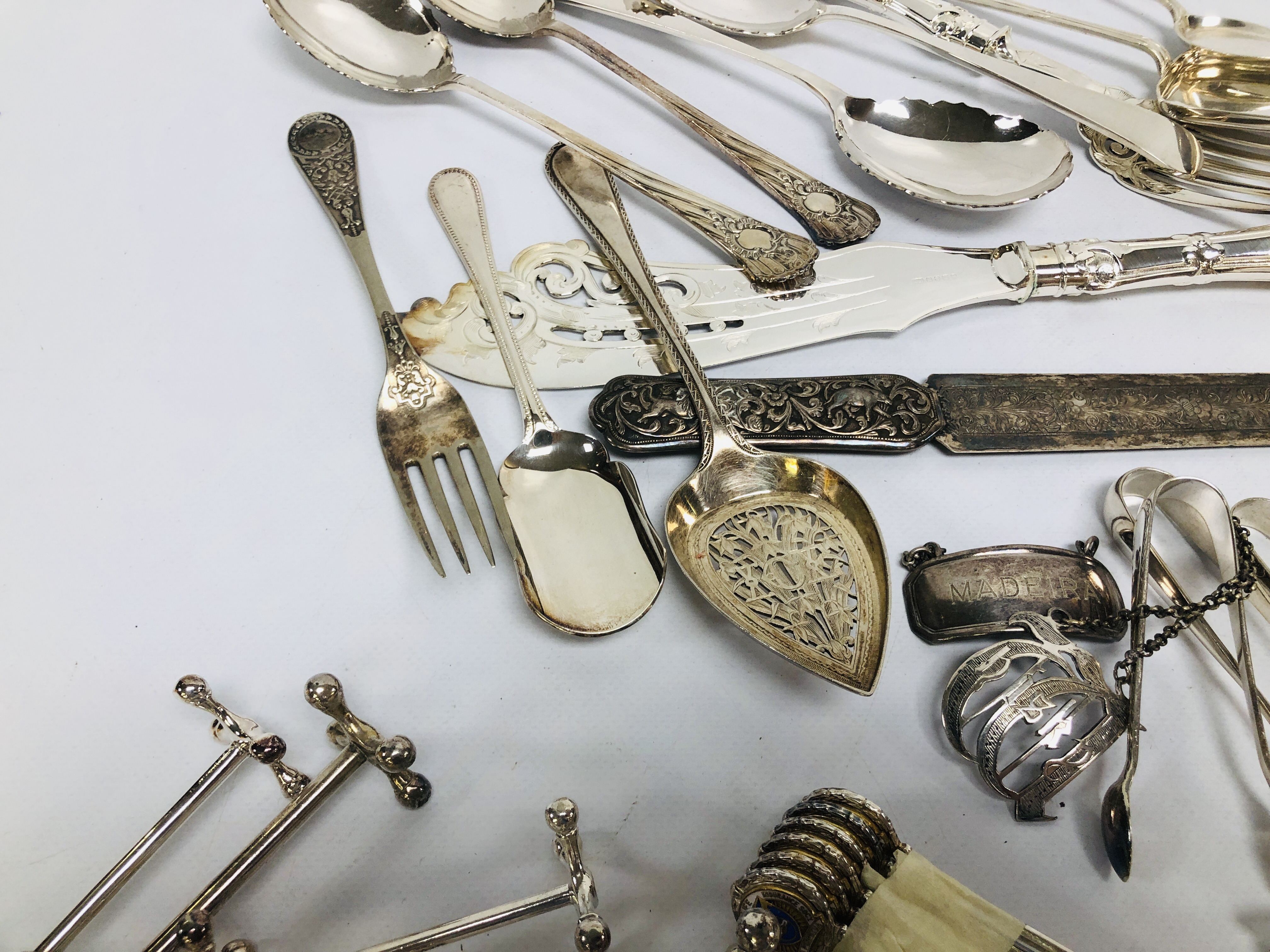 BOX OF ASSORTED SILVER PLATED CUTLERY SERVING FORKS AND SLICES, KNIFE RESTS AND COFFEE BEAN SPOONS, - Image 7 of 11