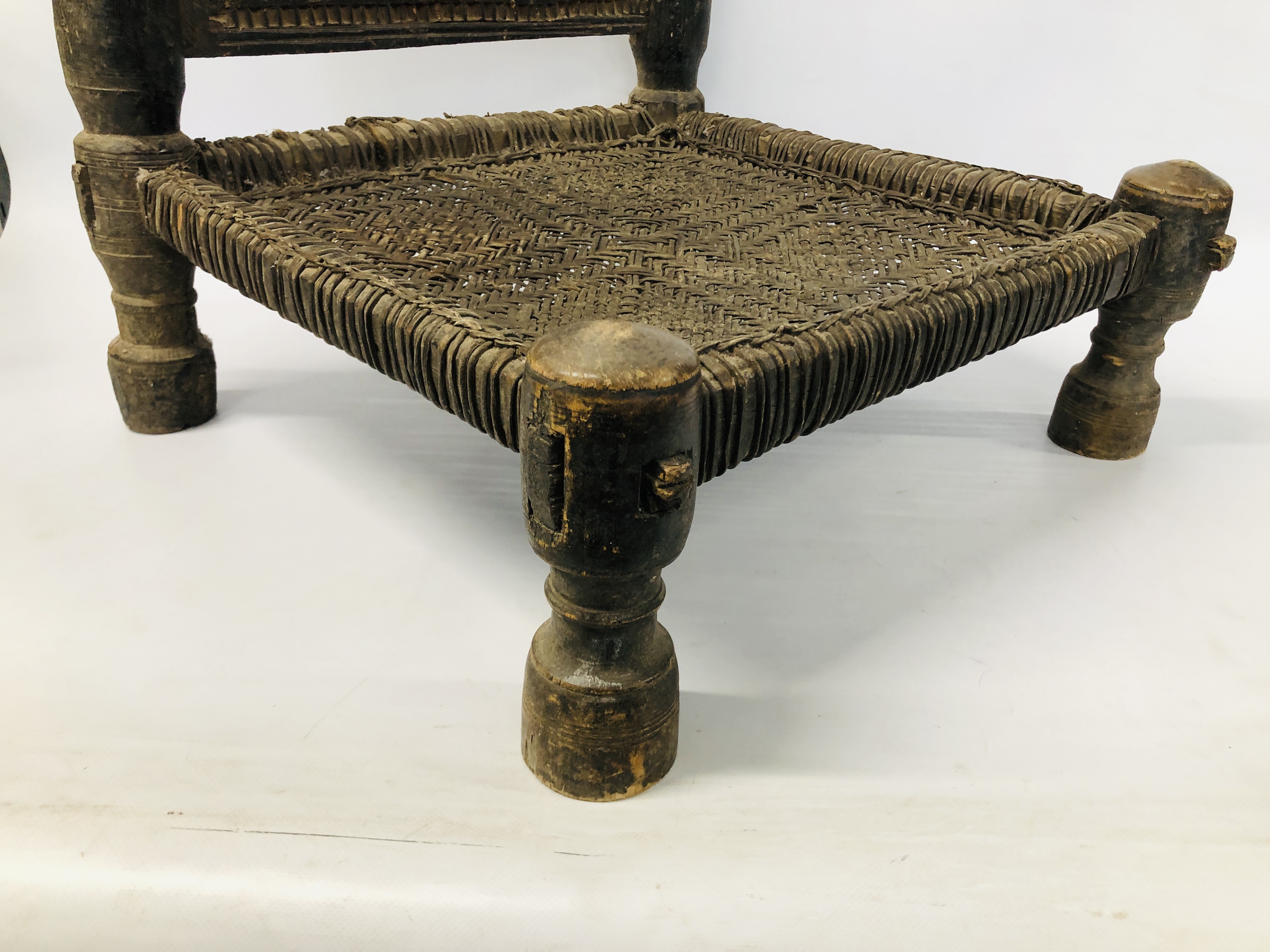 INDIAN SWAT VALLEY LOW CHAIR, THE CARVED HARDWOOD BACK ABOVE A WOVEN SEAT ON TURNED LEGS. - Bild 4 aus 8