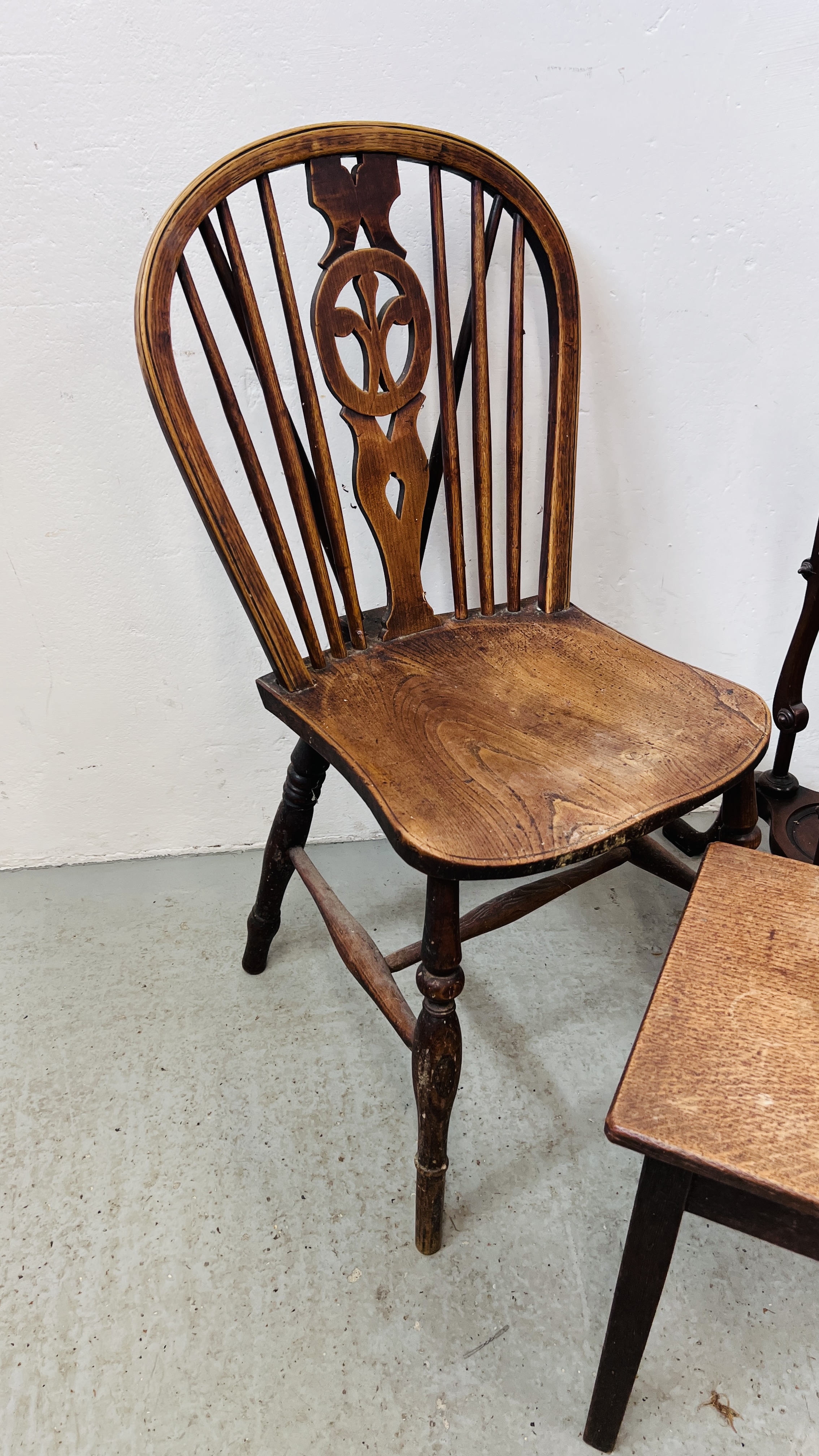 AN ANTIQUE ELM SEATED KITCHEN CHAIR THE SPLAT WITH PRINCE OF WALES FEATHERS, - Image 2 of 5