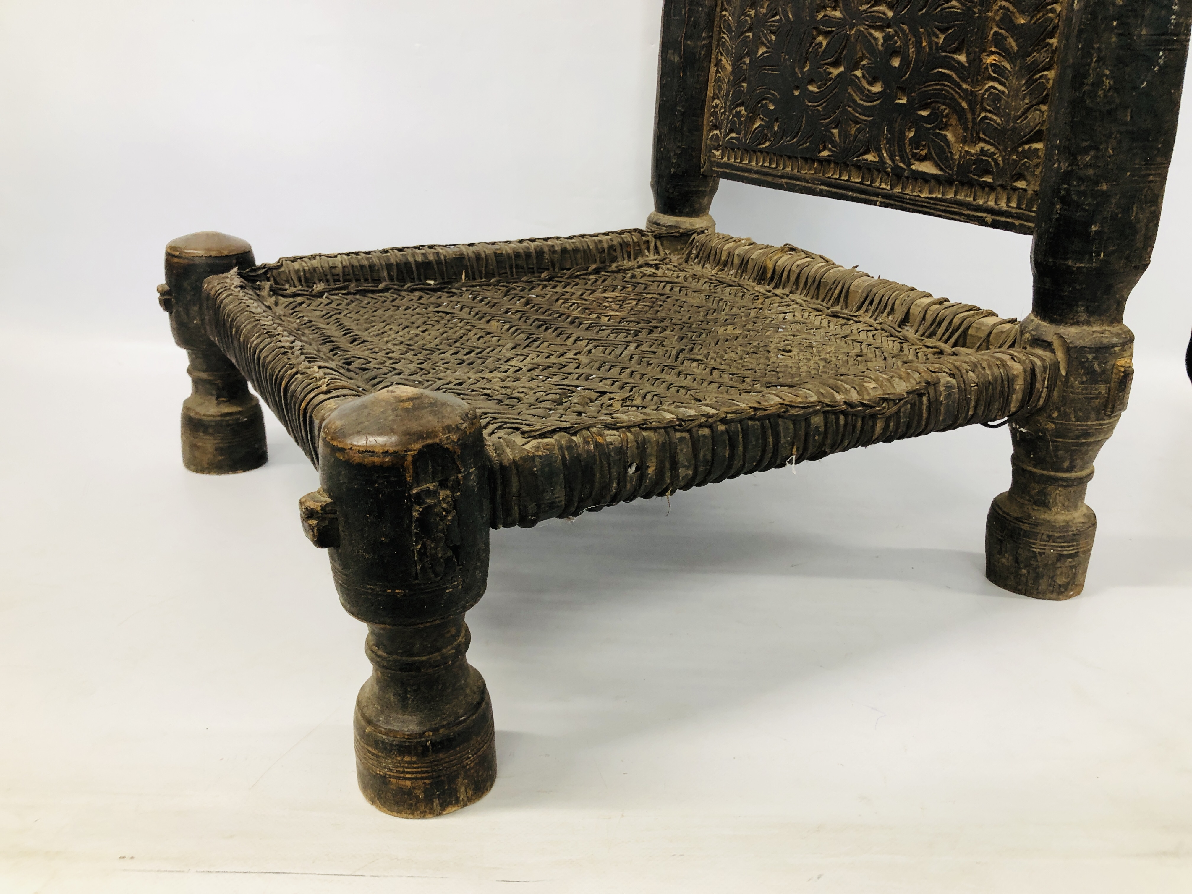 INDIAN SWAT VALLEY LOW CHAIR, THE CARVED HARDWOOD BACK ABOVE A WOVEN SEAT ON TURNED LEGS. - Bild 7 aus 8