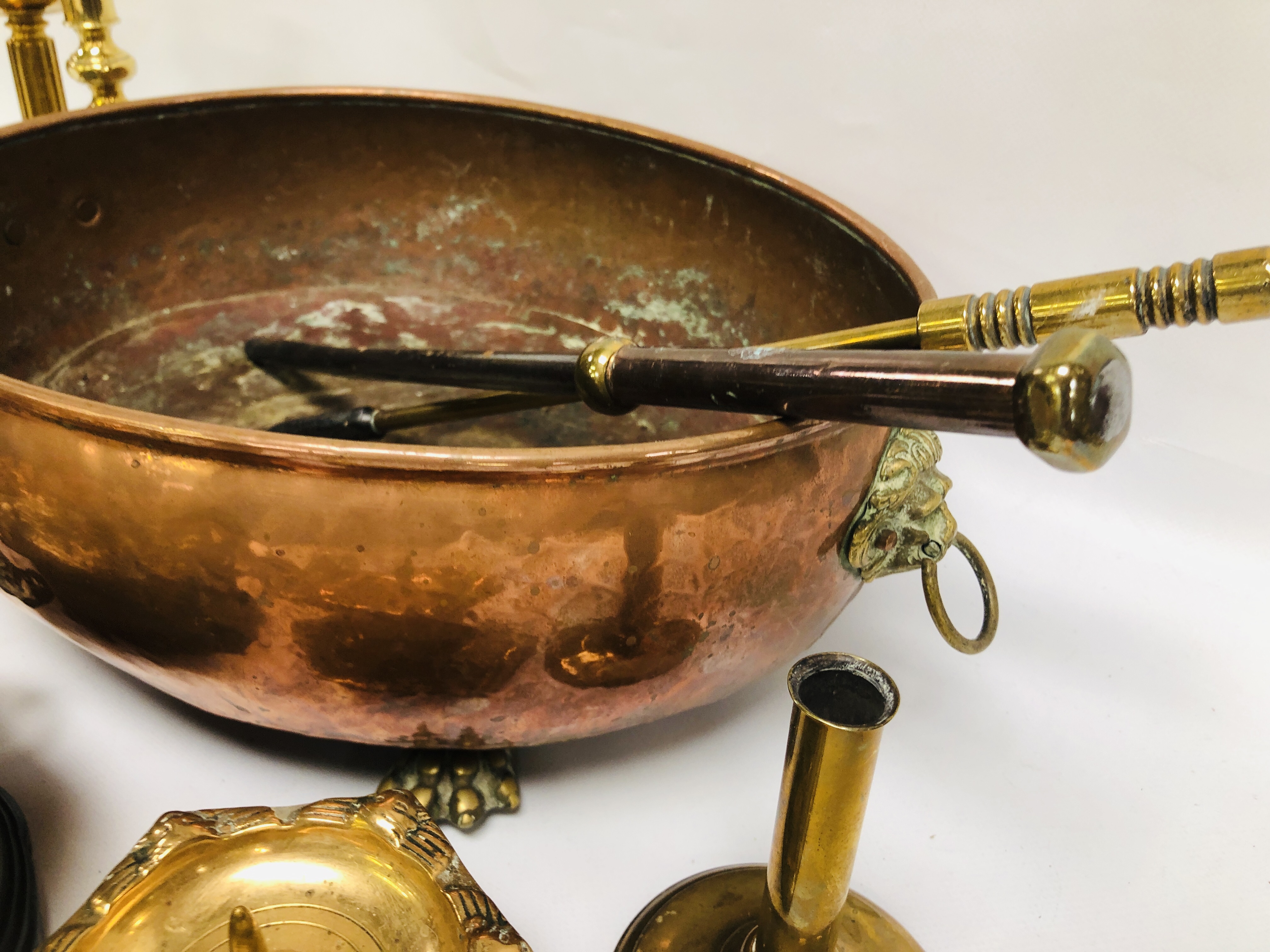 A COLLECTION OF METAL WARES TO INCLUDE COPPER PAN WITH LION HEAD DETAIL, 2 X BRASS CANDLESTICKS, - Image 10 of 10