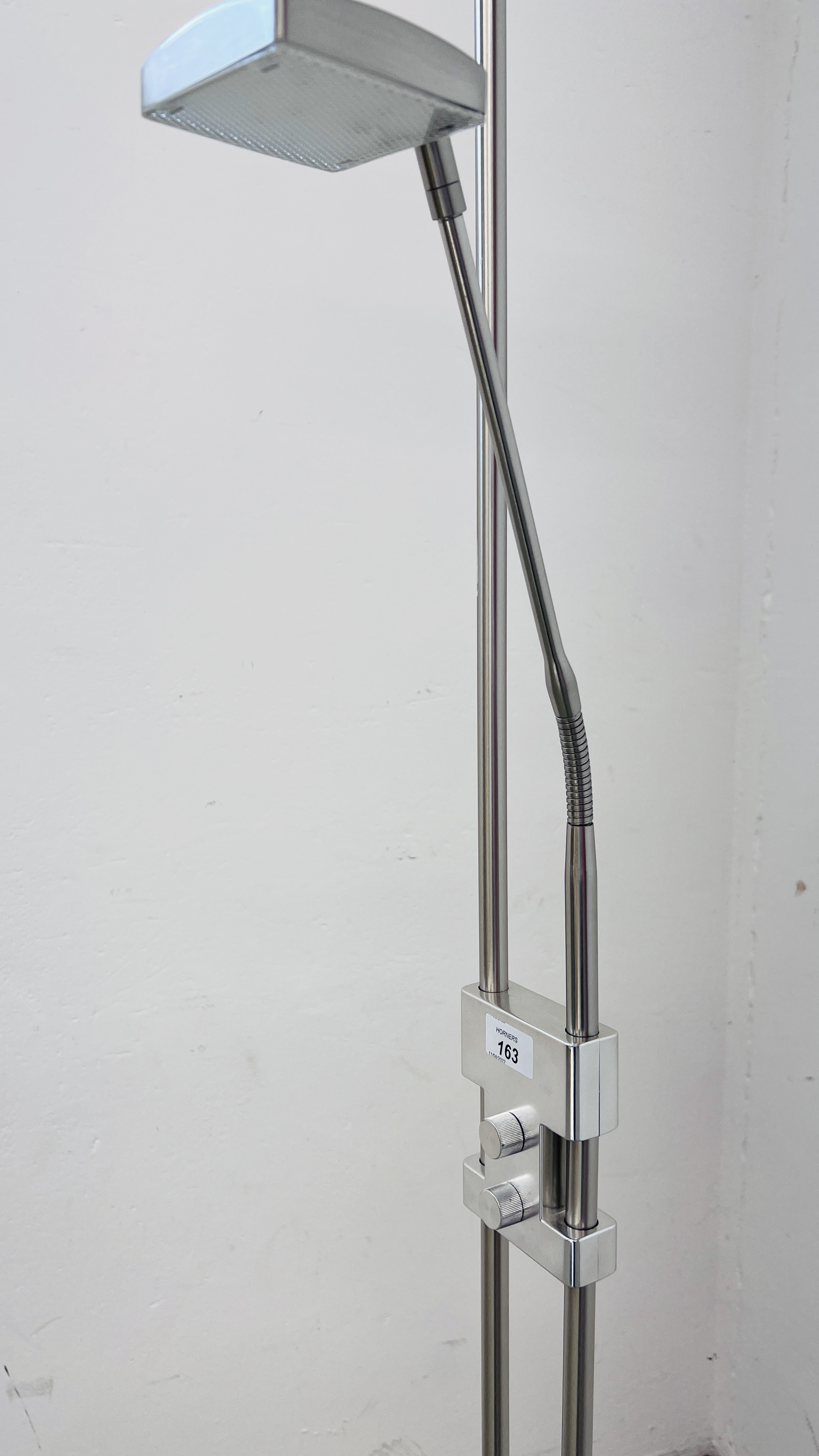 A MODERN STAINLESS STEEL FINISH ANGLE POISE LED LAMP WITH READING LIGHT - SOLD AS SEEN. - Image 2 of 11