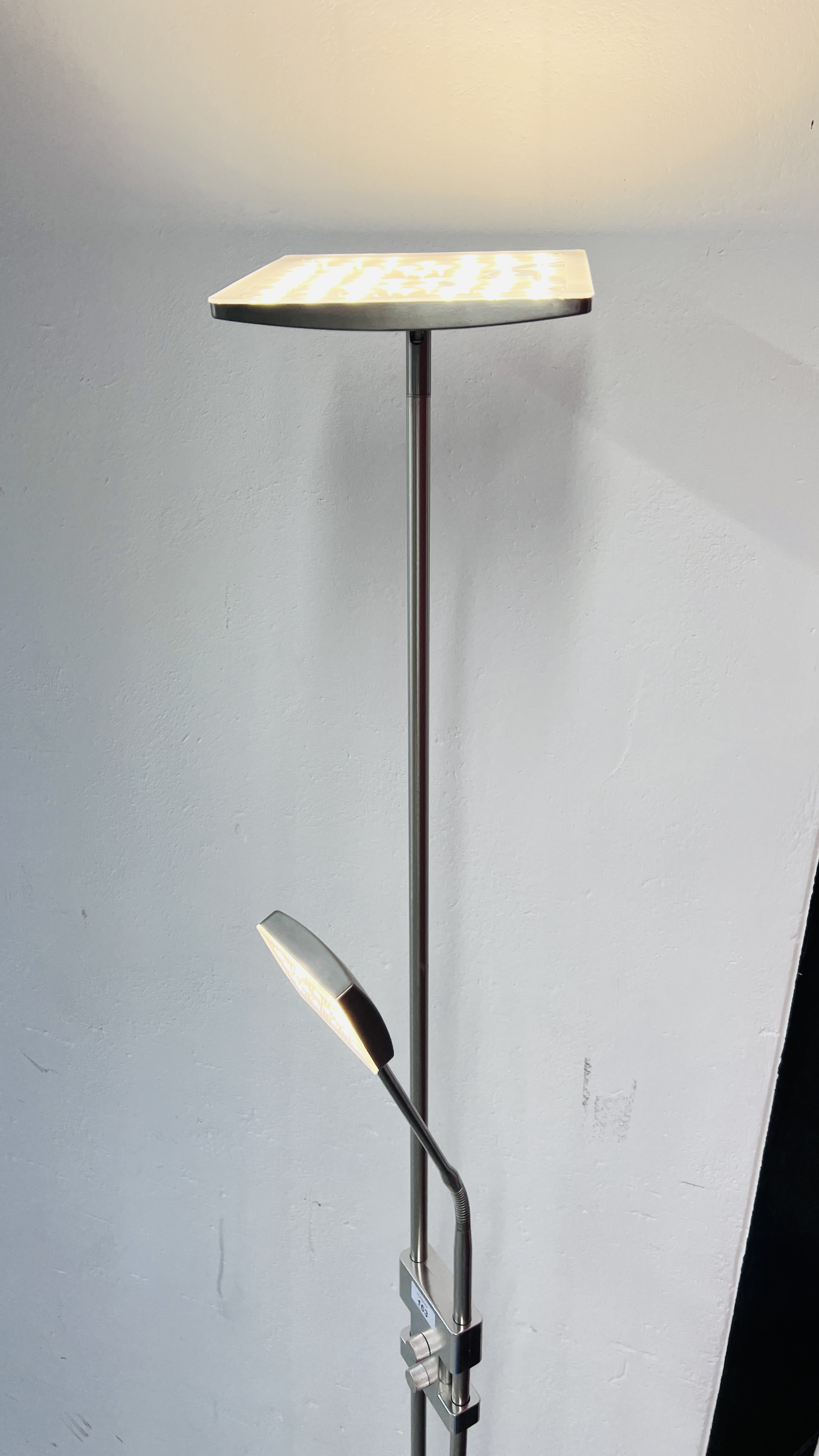 A MODERN STAINLESS STEEL FINISH ANGLE POISE LED LAMP WITH READING LIGHT - SOLD AS SEEN. - Image 11 of 11
