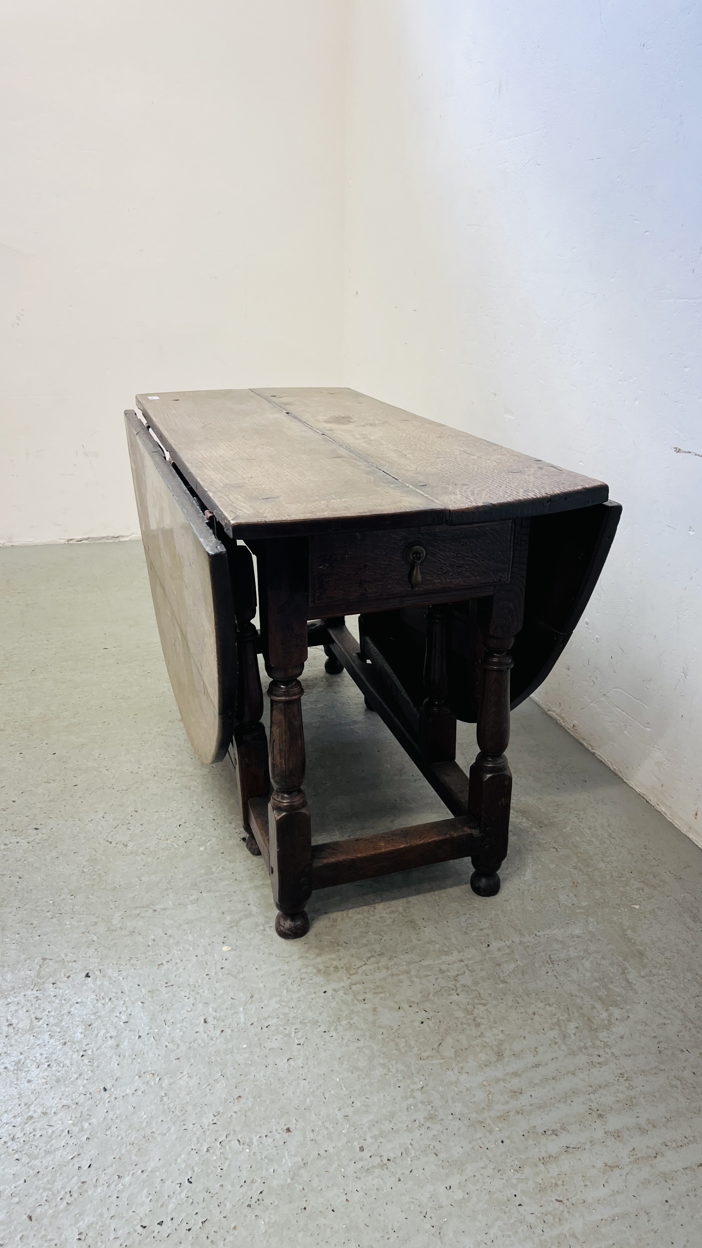 AN EARLY C18th OAK GATELEG DINING TABLE, L 156CM. - Image 4 of 11