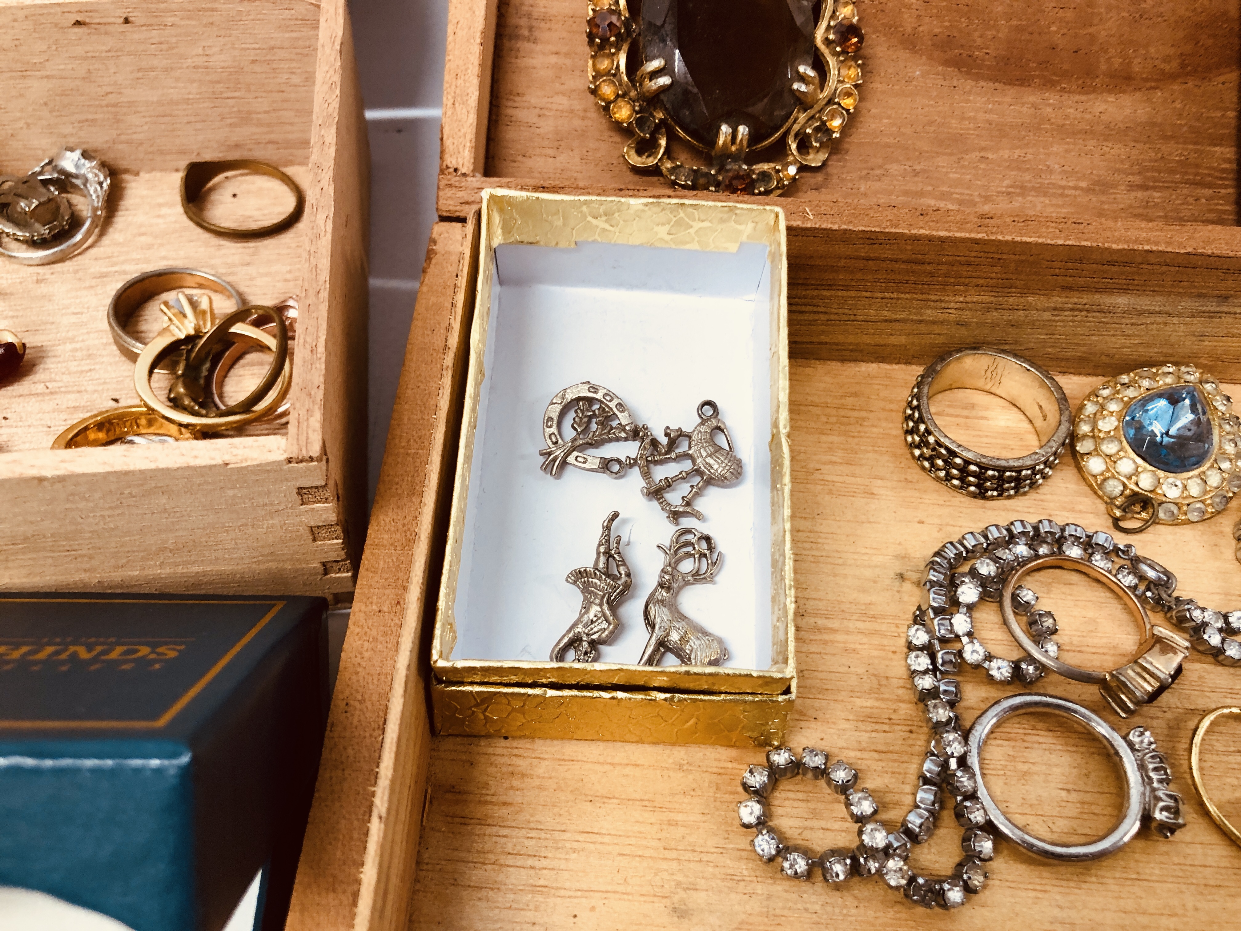 TWO SMALL BOXES OF COSTUME JEWELLERY - Image 6 of 7