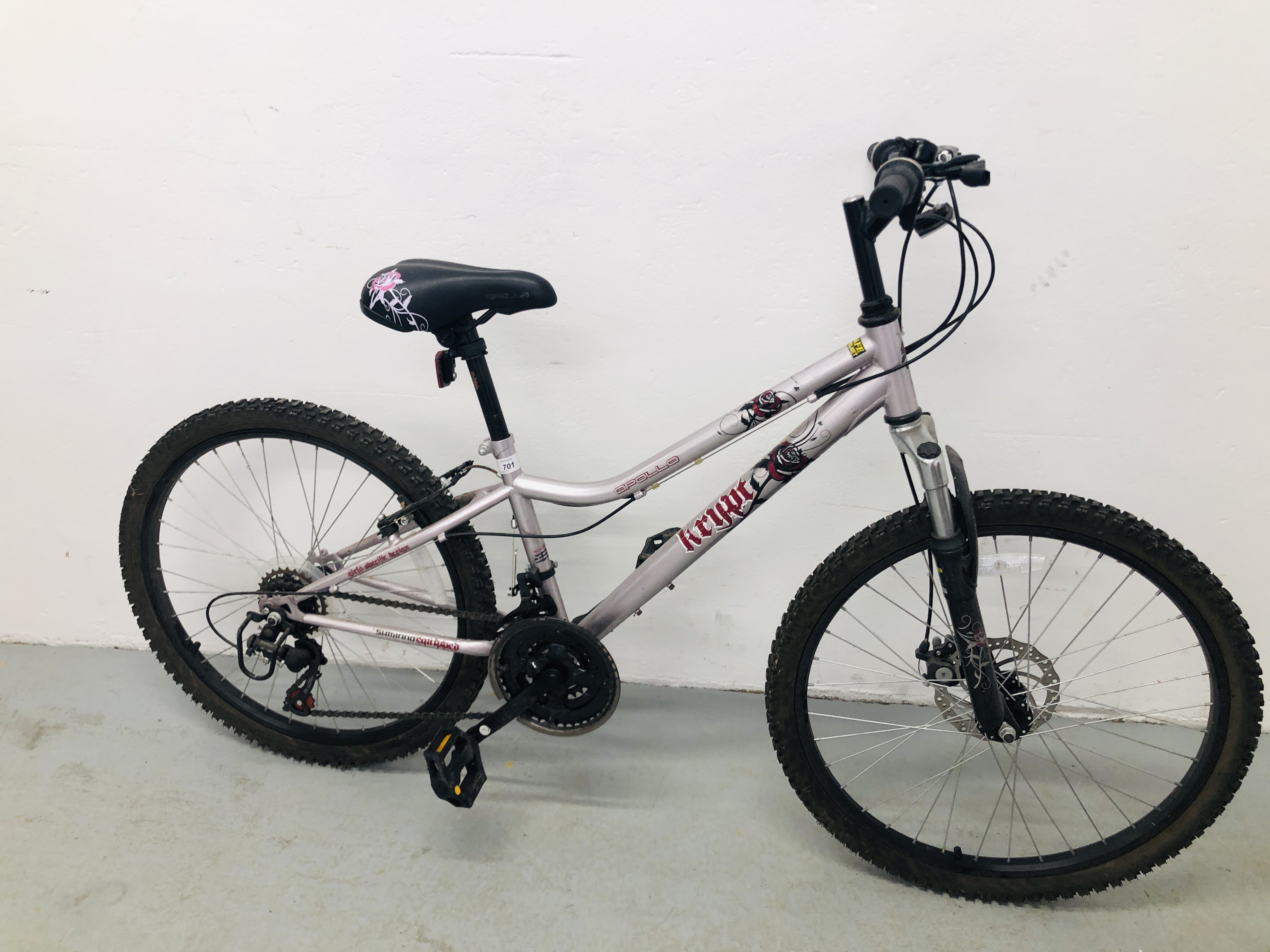 A GIRLS APOLLO KRYPT 18 SPEED MOUNTAIN CYCLE (SILVER)