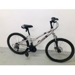 A GIRLS APOLLO KRYPT 18 SPEED MOUNTAIN CYCLE (SILVER)