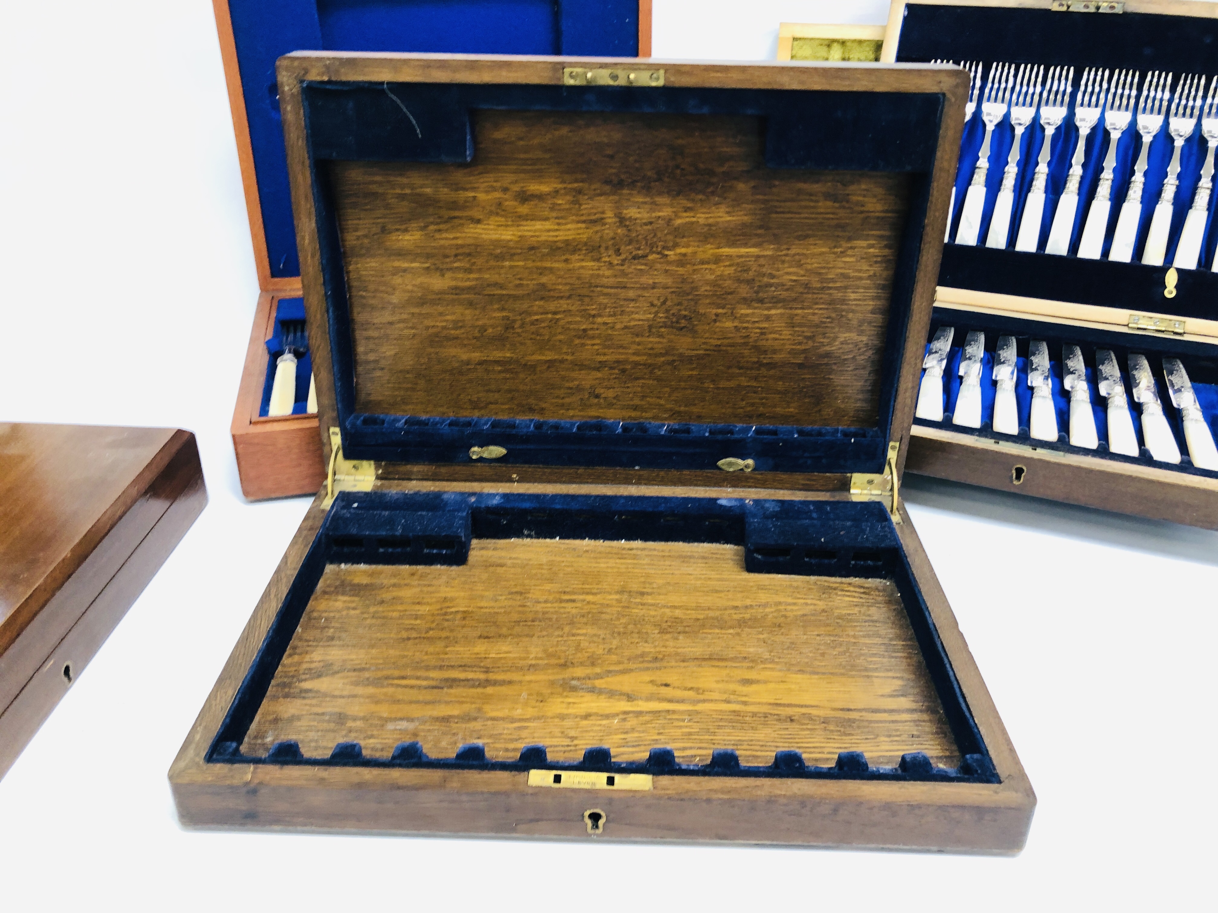 FOUR VINTAGE CASED CUTLERY SETS IN FITTED WOODEN BOXES (NOT GUARANTEED COMPLETE) ALONG WITH AN - Image 5 of 10