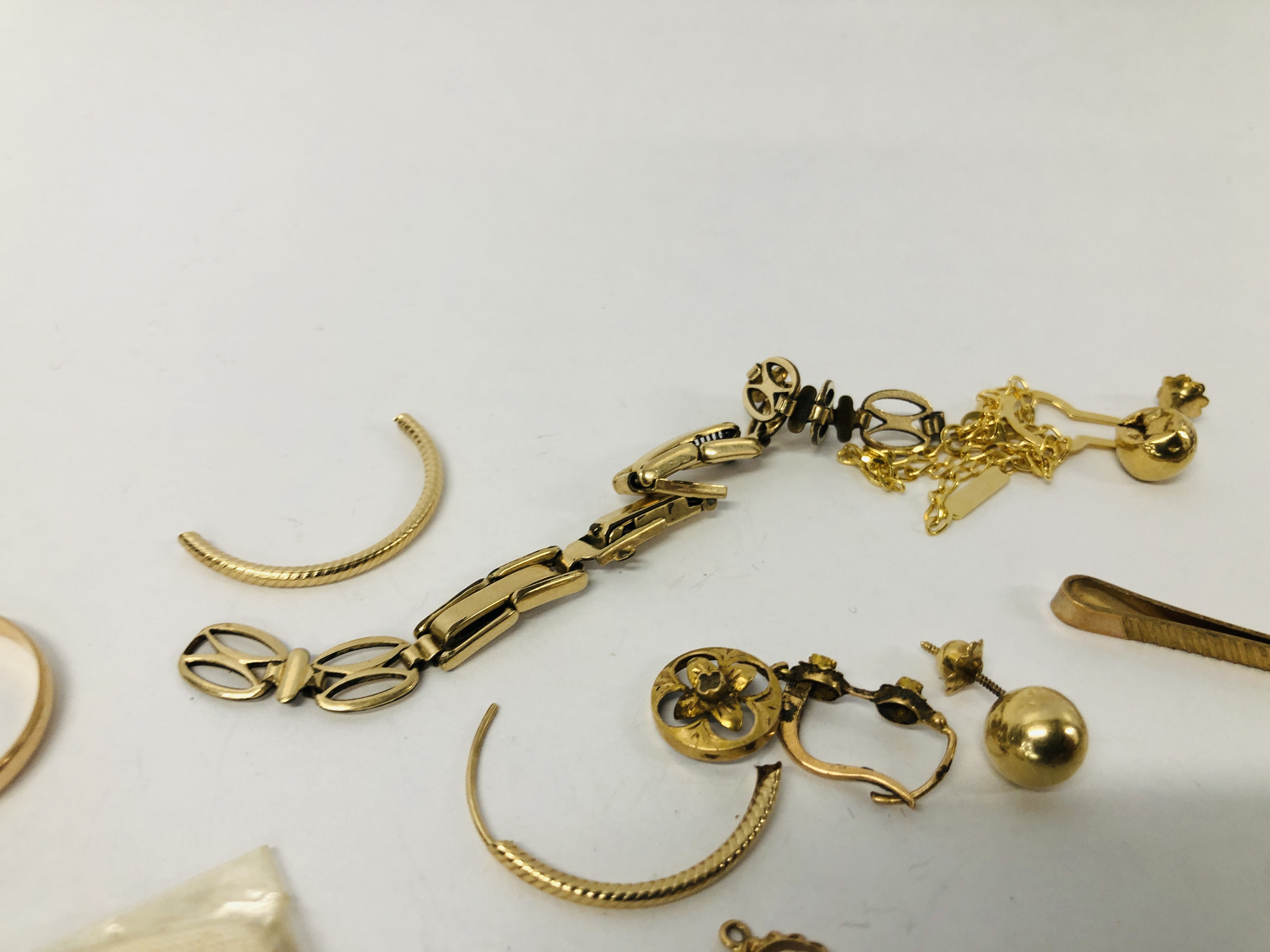 QUANTITY OF GOLD AND YELLOW METAL JEWELLERY TO INCLUDE VARIOUS HOOP EARRINGS, 9CT. - Bild 5 aus 8