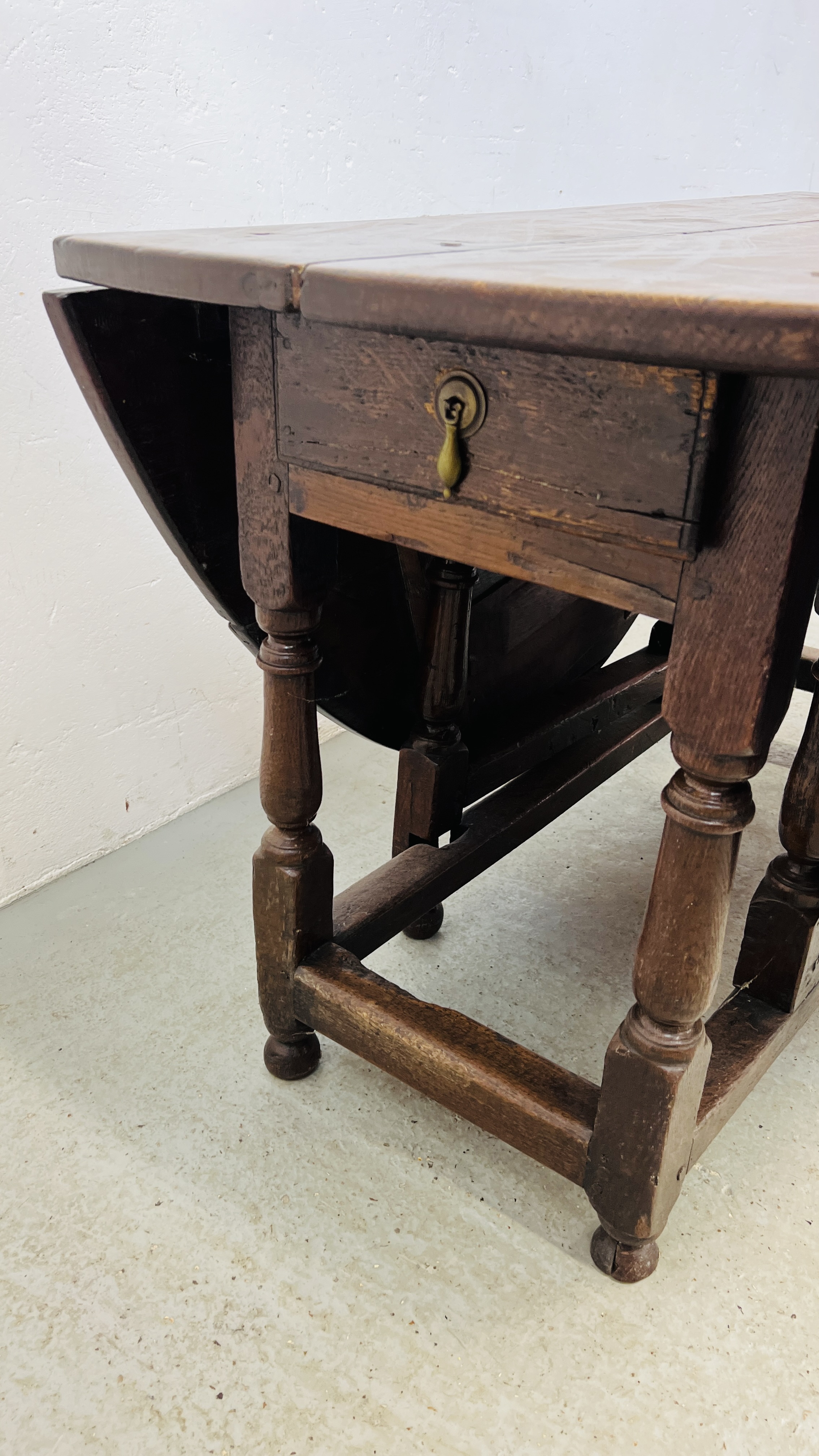 AN EARLY C18th OAK GATELEG DINING TABLE, L 156CM. - Image 7 of 11