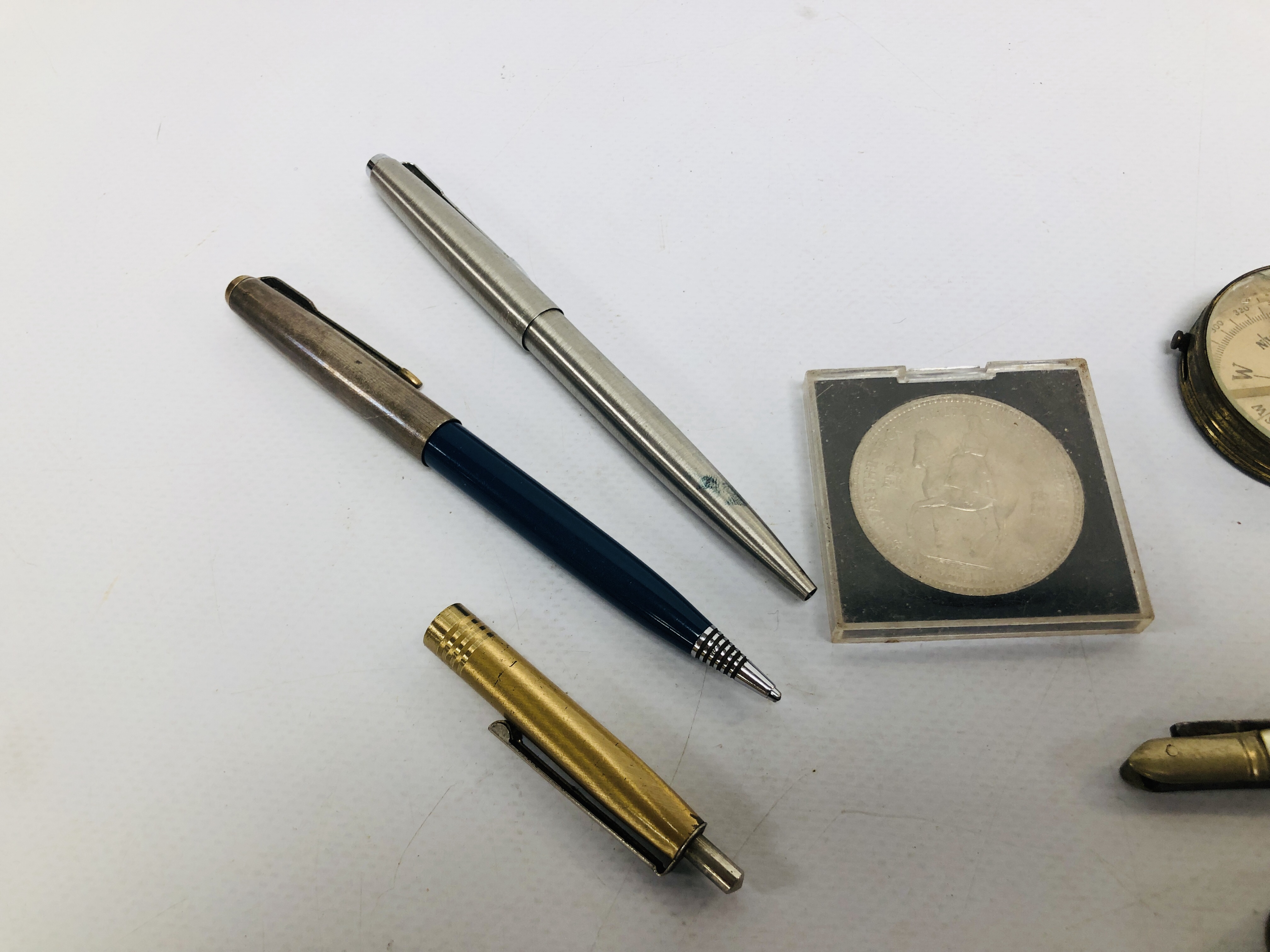 VARIOUS COLLECTABLE'S TO INCLUDE COINS, COMPASS, MOTHER OF PEARL FRUIT KNIFE, PENS, TRINKET BOX, - Image 6 of 6