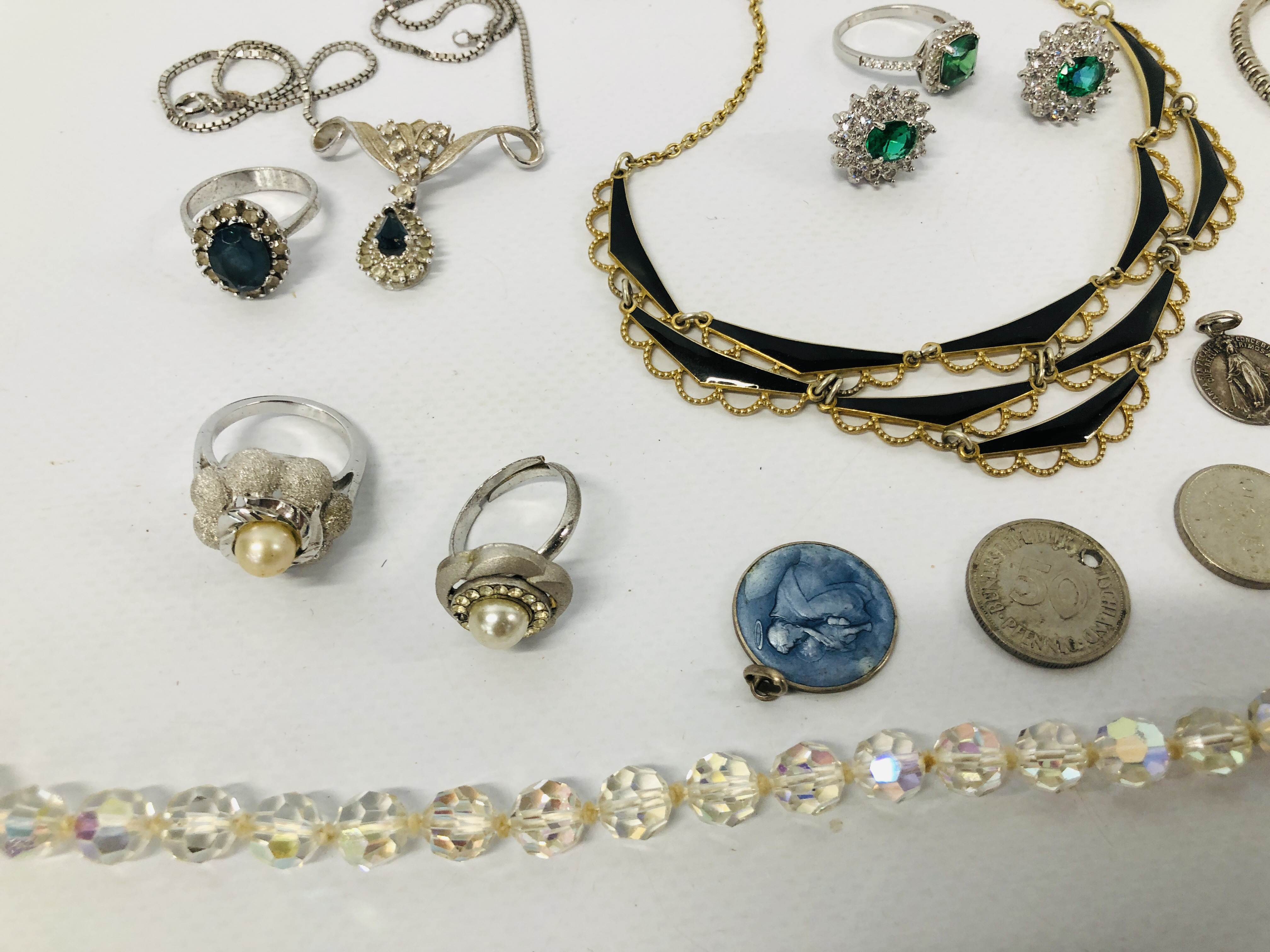 QUANTITY OF ASSORTED VINTAGE AND MODERN WHITE METAL AND SILVER JEWELLERY TO INCLUDE RELIGIOUS - Image 6 of 11