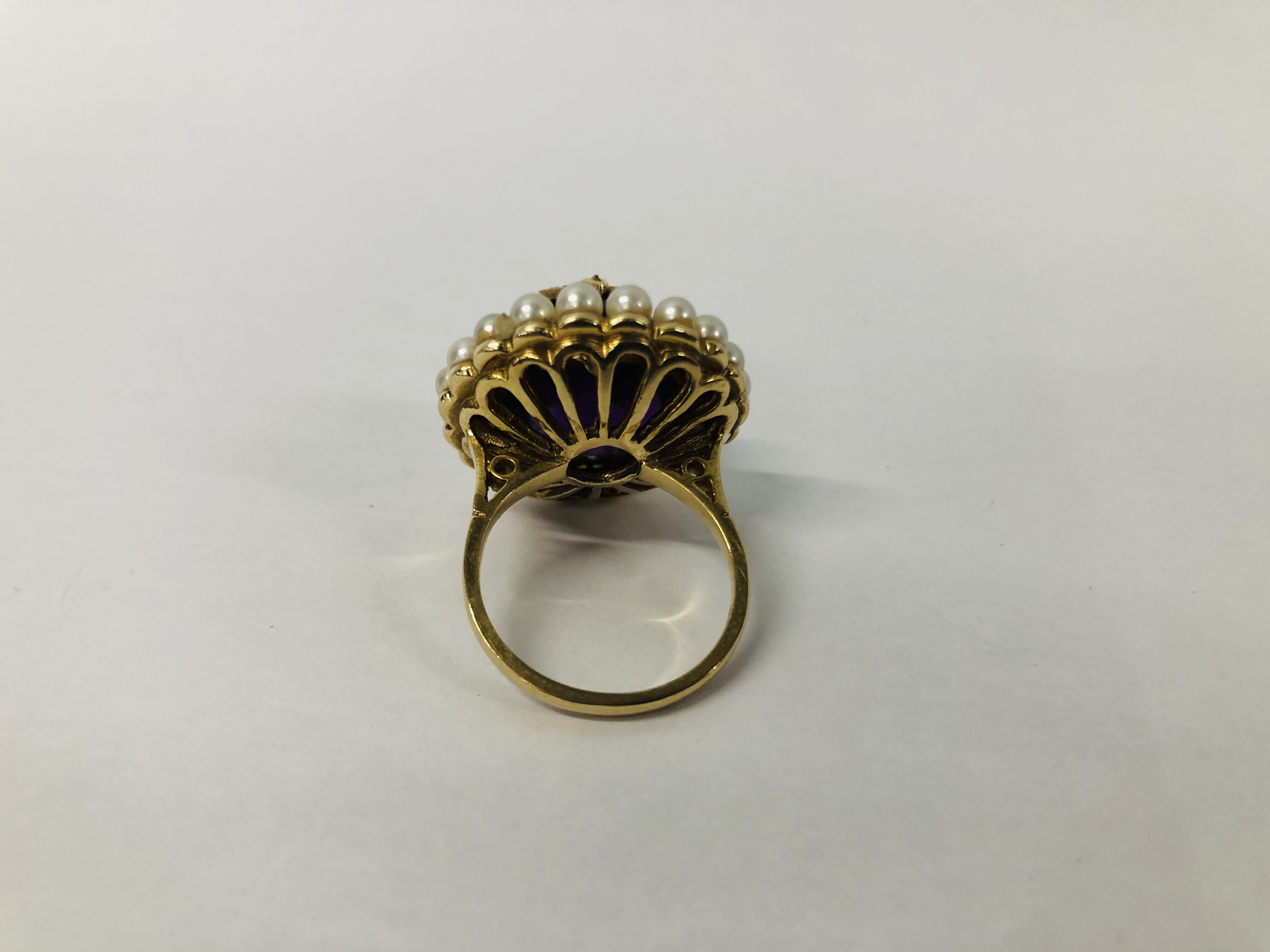 A VINTAGE VICTORIAN DESIGN 9CT. GOLD AMETHYST AND SEED PEARL RING OF RAISED FORM. - Image 4 of 10