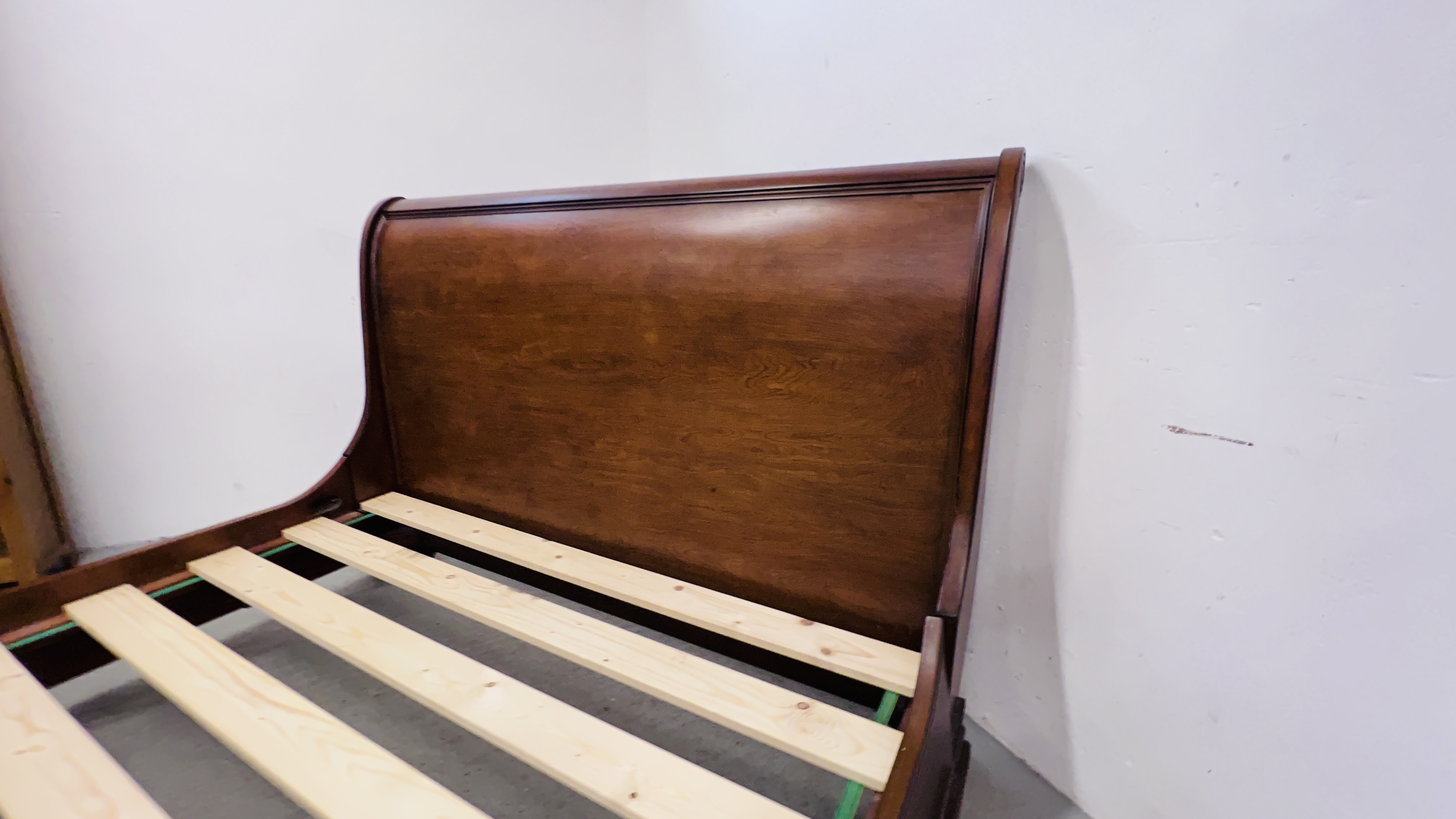 A MODERN MAHOGANY FINISH KINGSIZE SLEIGH BEDSTEAD. - Image 3 of 9