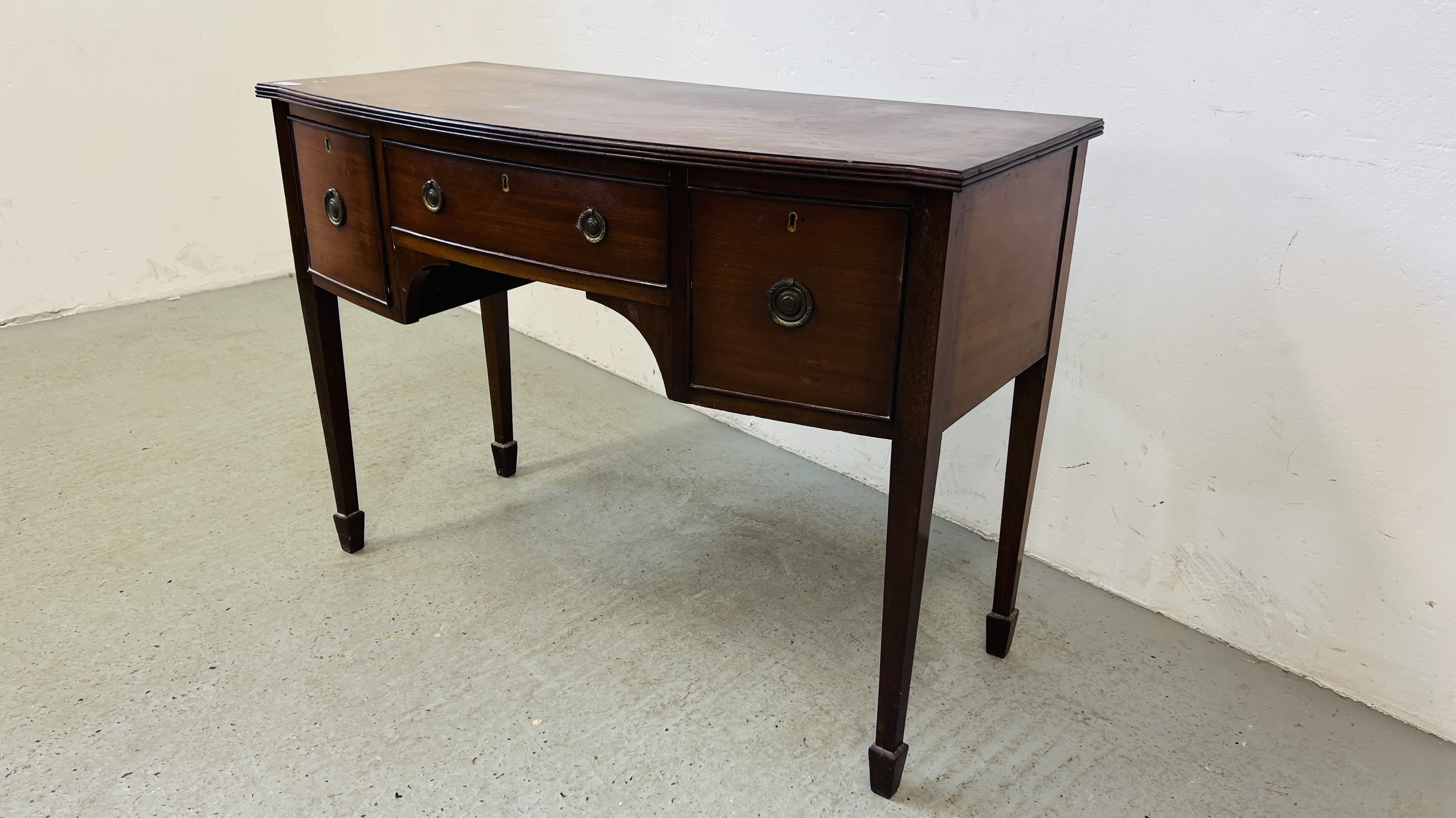 AN EDWARDIAN MAHOGANY BOW FRONT DRESSING TABLE.