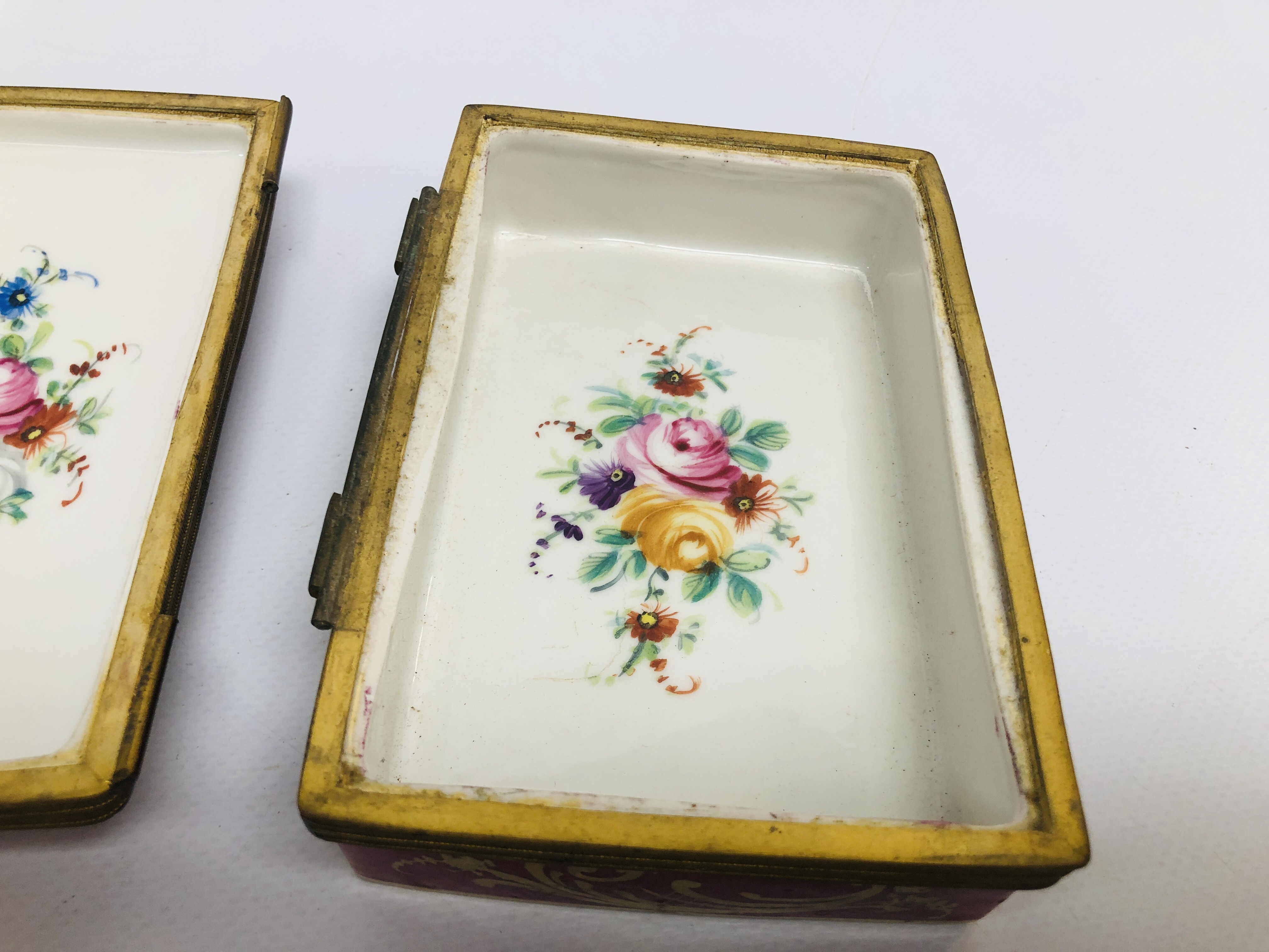 A C19th FRENCH HARDPASTE BOX WITH FLORAL DECORATION (HINGE BROKEN) W 14CM. - Image 8 of 10