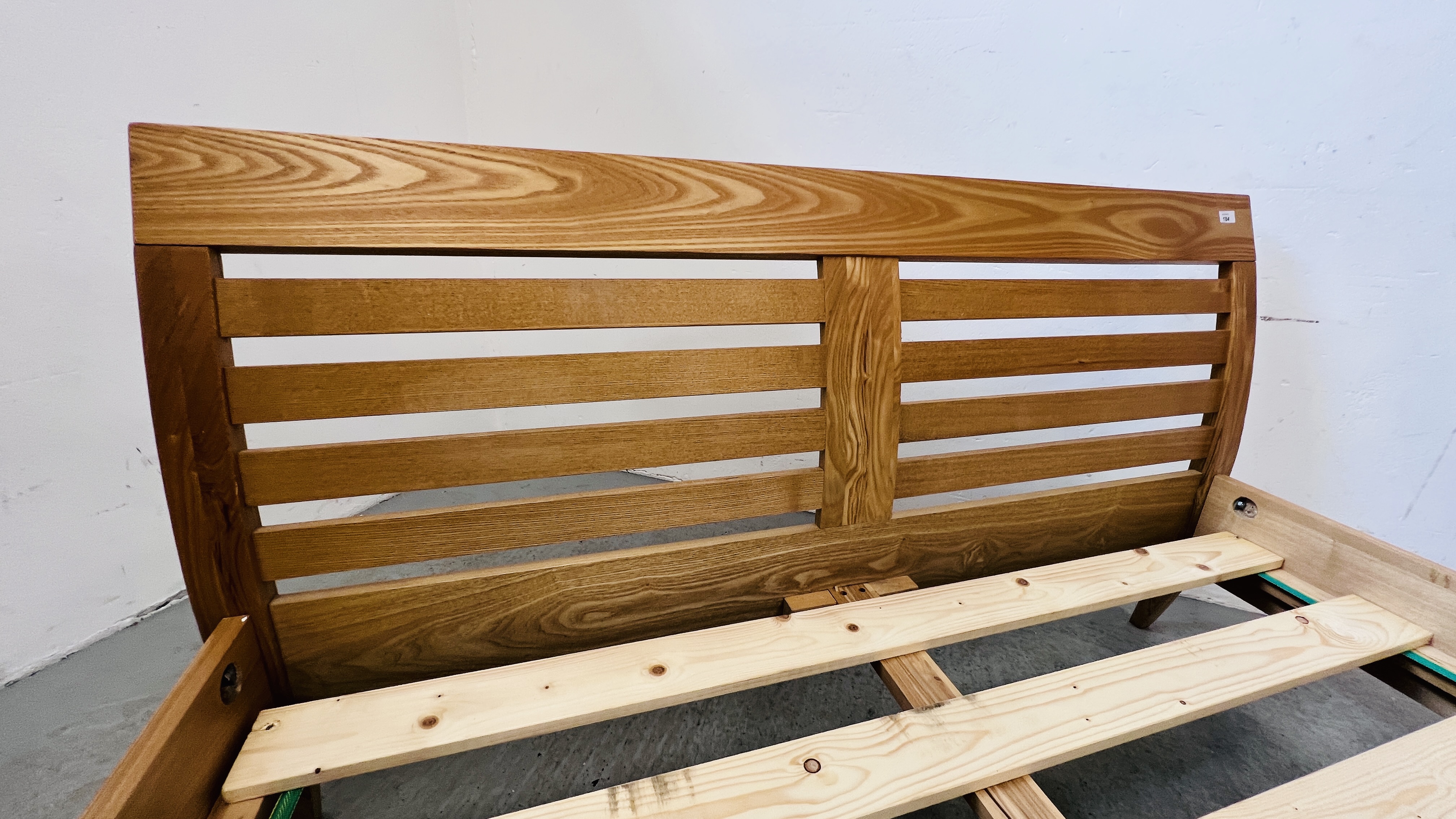 A MODERN LIGHT OAK FINISH KINGSIZE SLEIGH BEDSTEAD. - Image 9 of 11