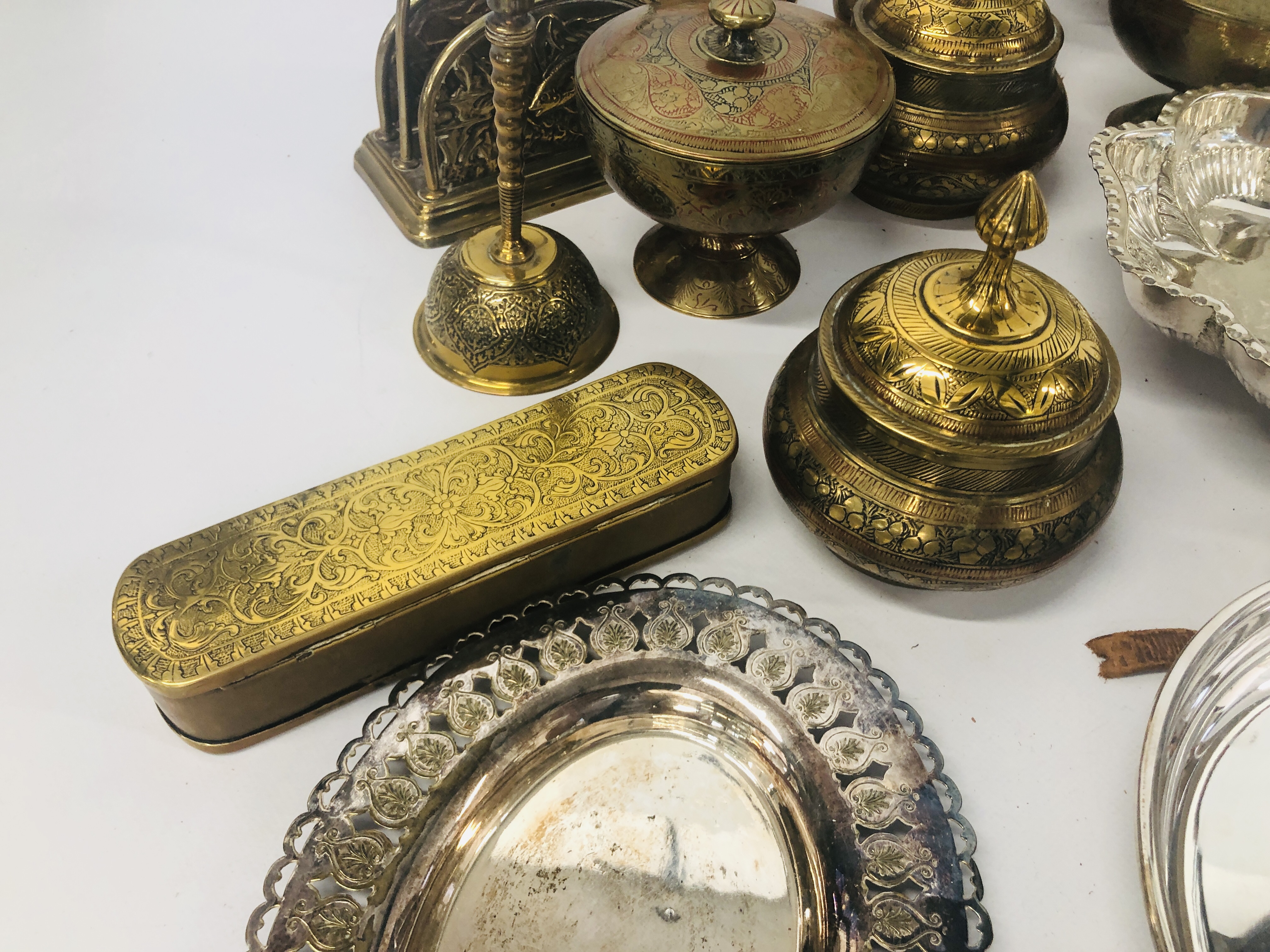 A COLLECTION OF METAL WARES TO INCLUDE BRASS EASTERN WATER VASES, BRASS TIN, CHINESE BRASS, - Bild 4 aus 9