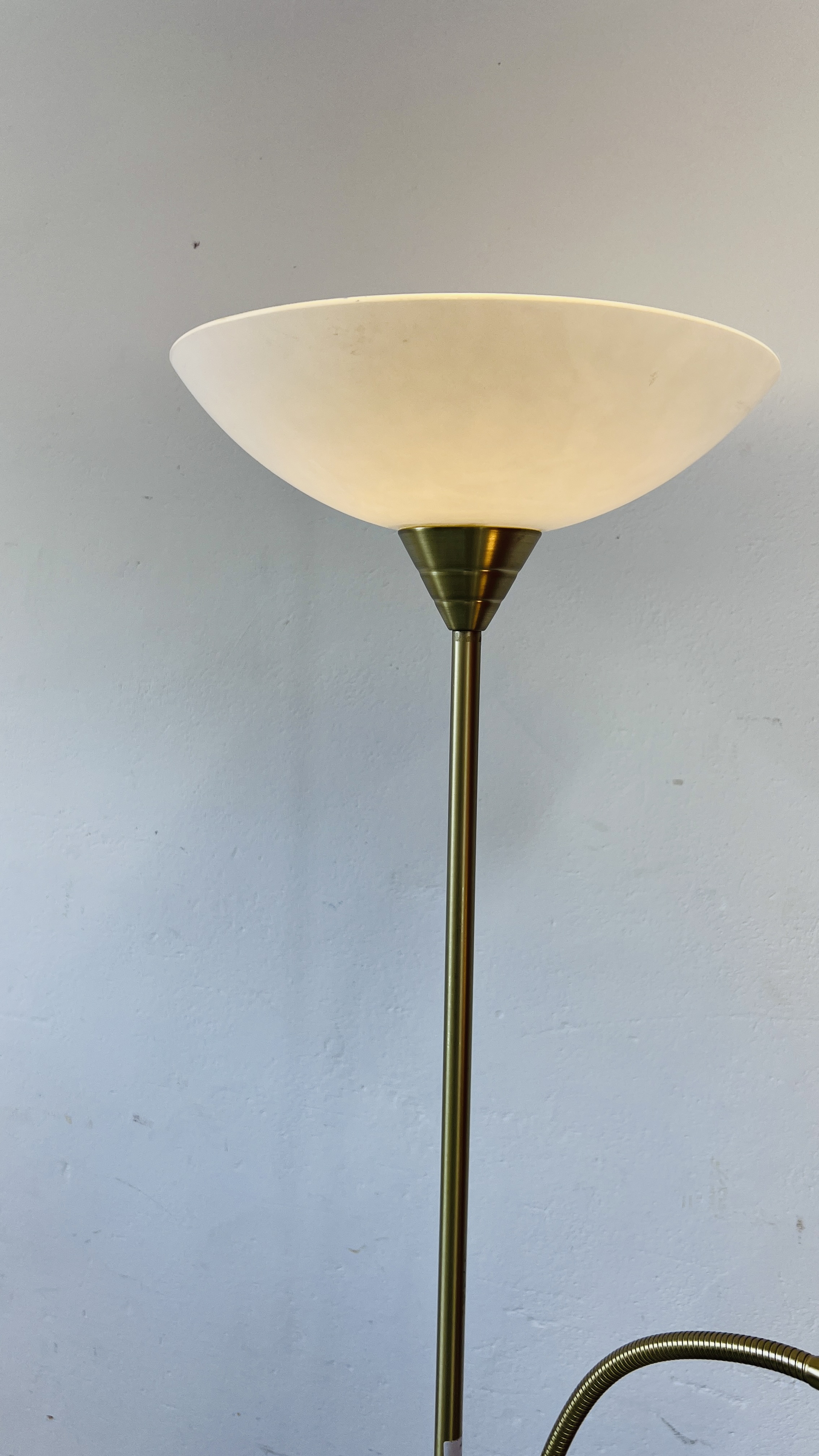 A BRASS FINISH UPLIGHTER WITH ADJUSTABLE READING LIGHT - SOLD AS SEEN. - Image 3 of 5