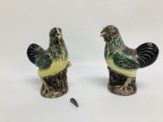 A PAIR OF CHINESE MODELS OF COCKERELS, H 17.5CM (BOTH WITH DAMAGE TO HEADS).