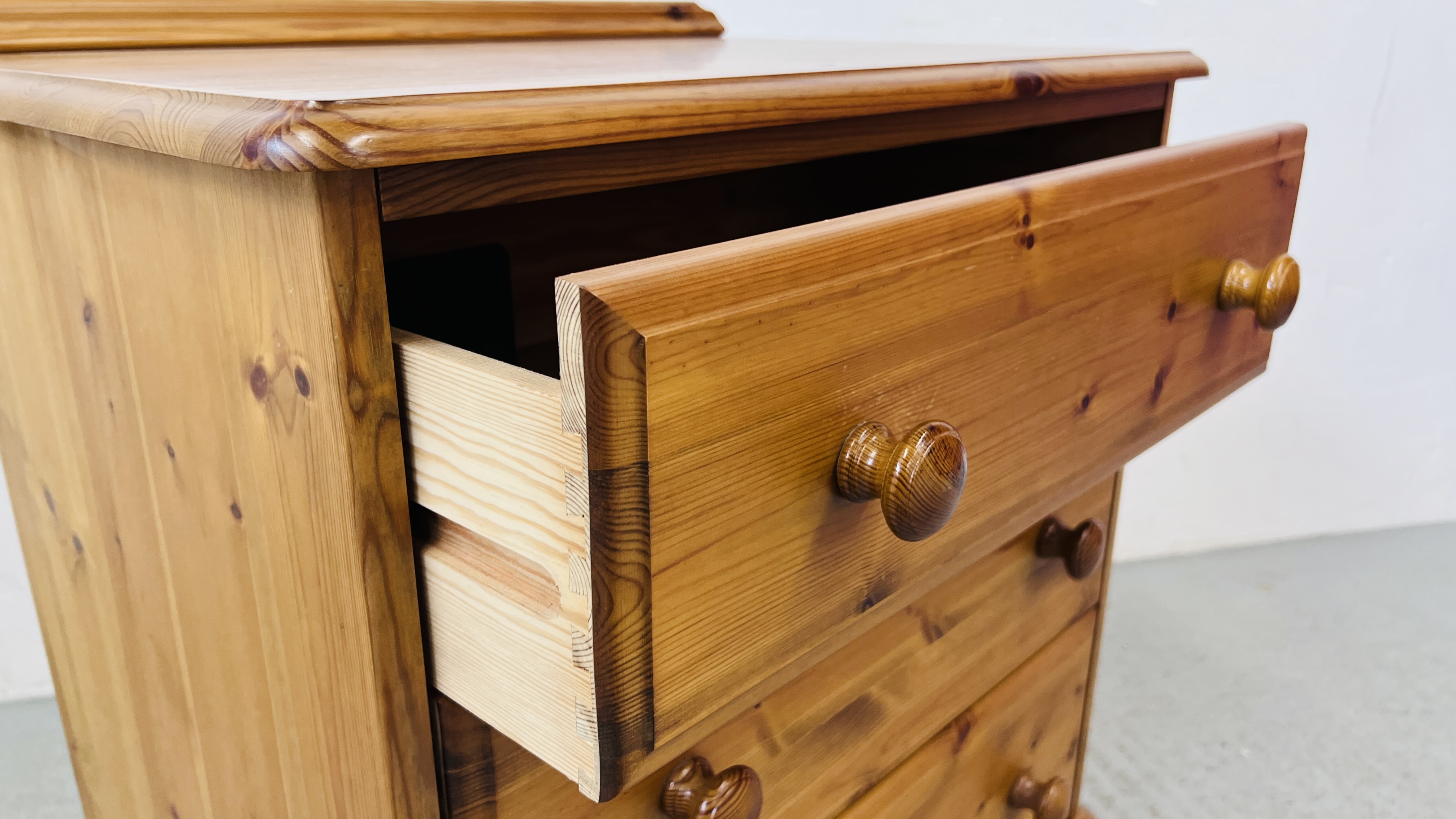 A GOOD QUALITY HONEY PINE THREE DRAWER CHEST OF DRAWERS WIDTH 67CM. DEPTH 46CM. HEIGHT 77CM. - Image 7 of 8